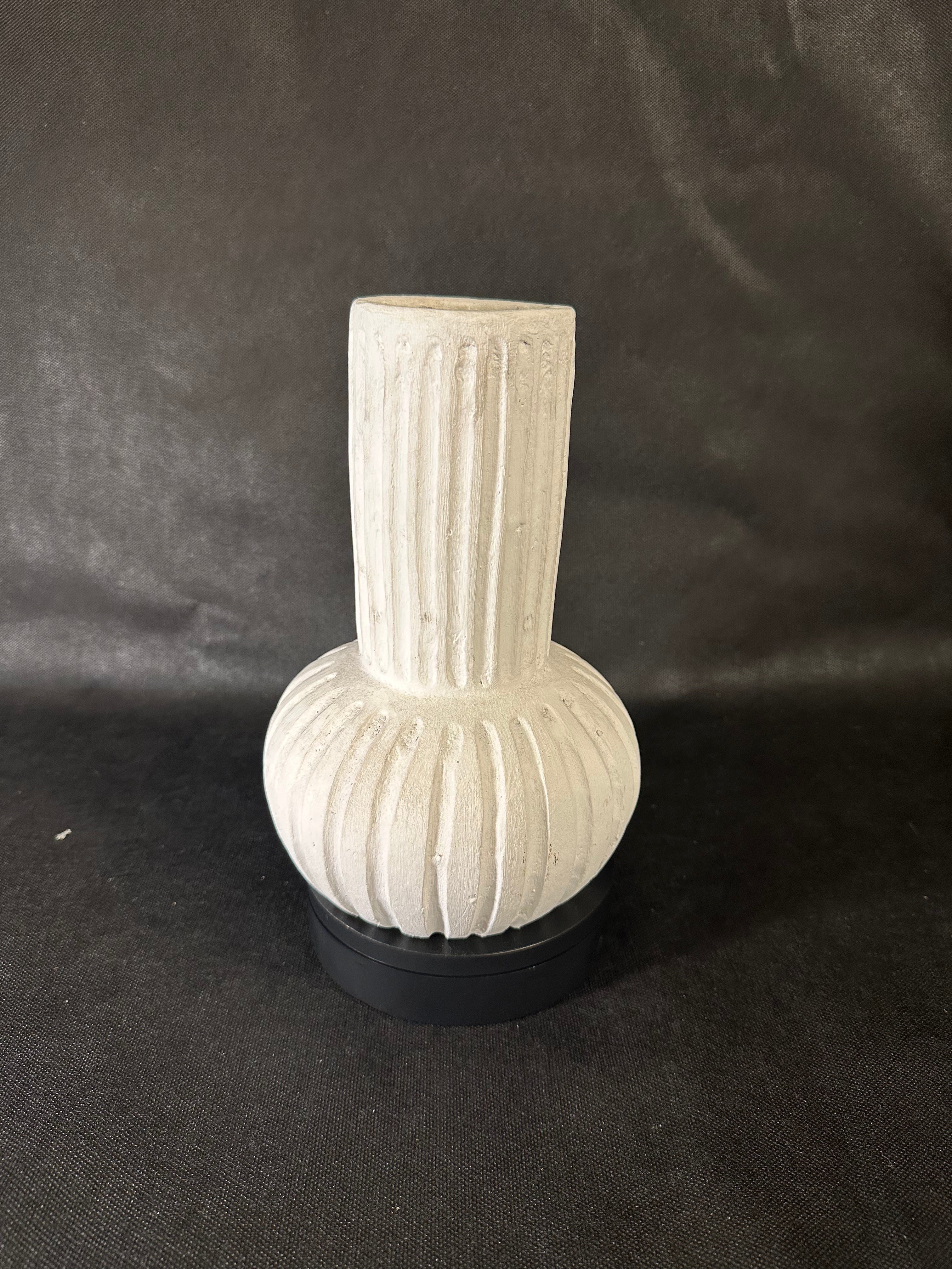 Vase blanc – Design côtelé