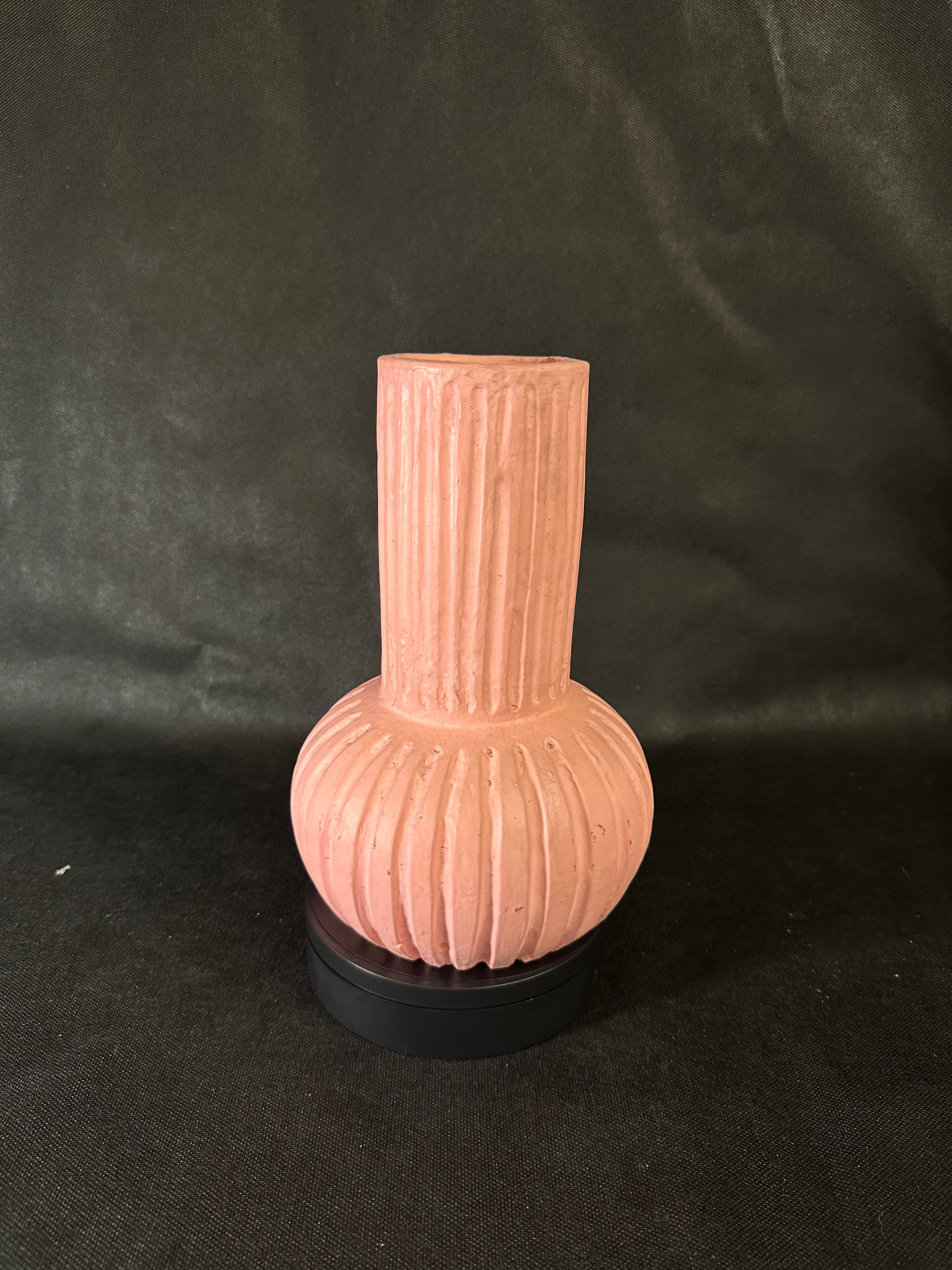 Vase rose – Design côtelé