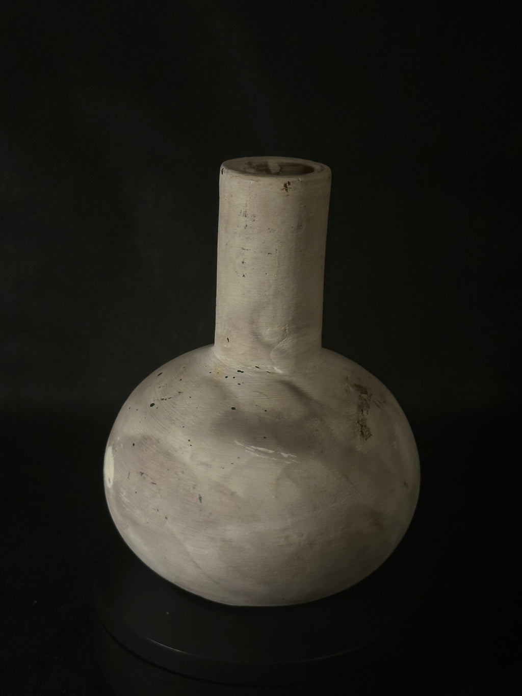 Vase rond gris tacheté