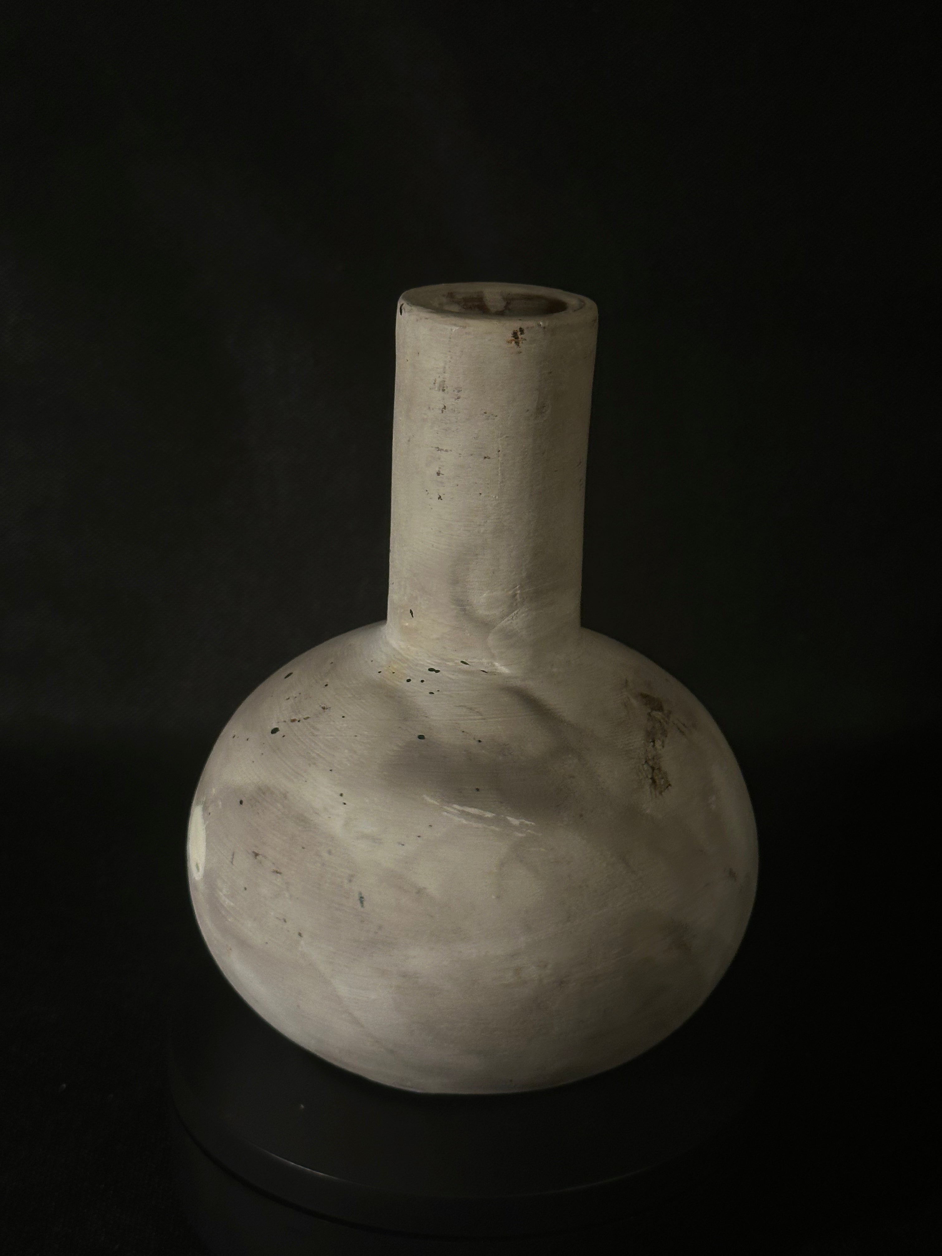 Vase rond gris tacheté