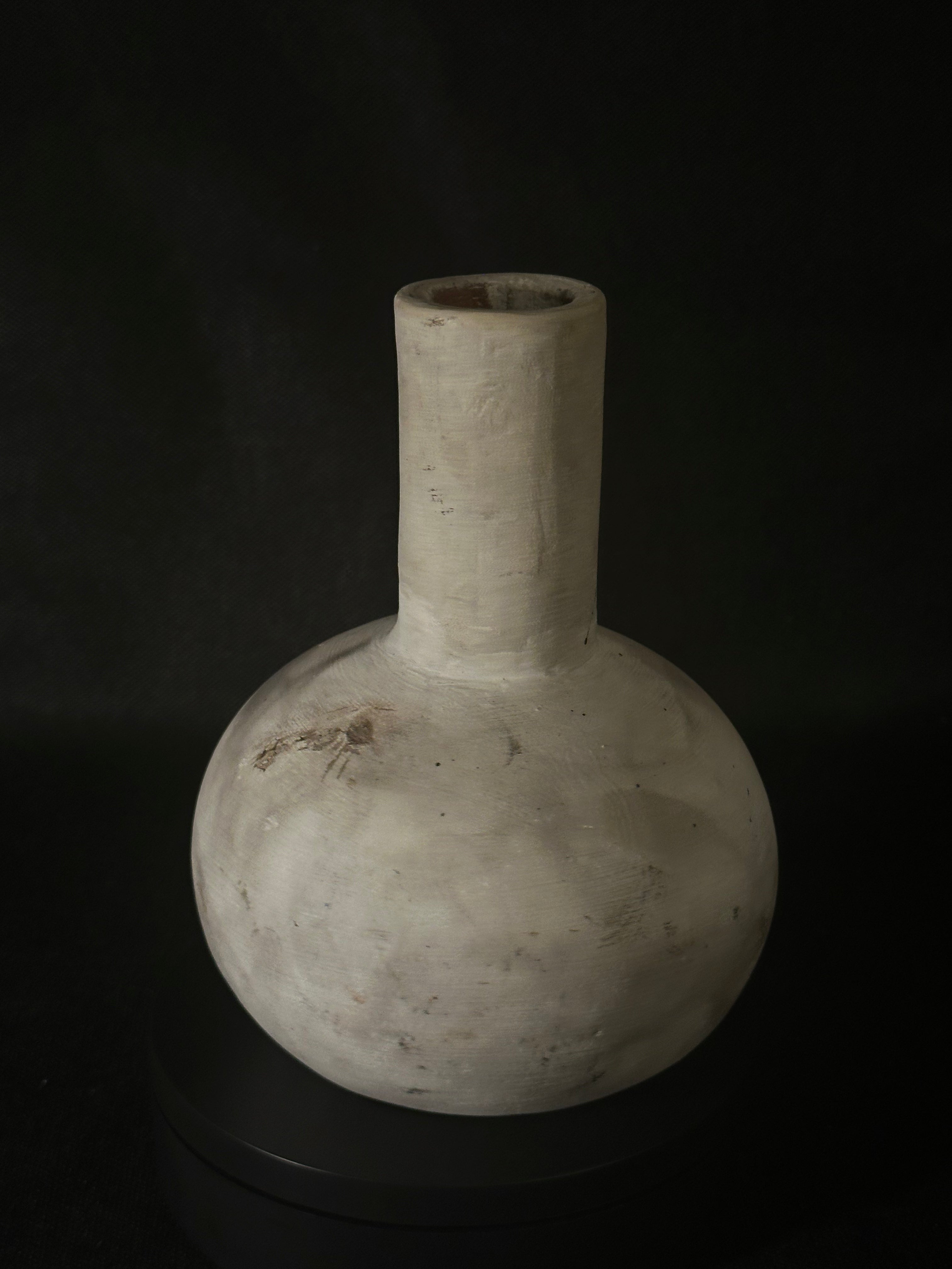 Vase rond gris tacheté