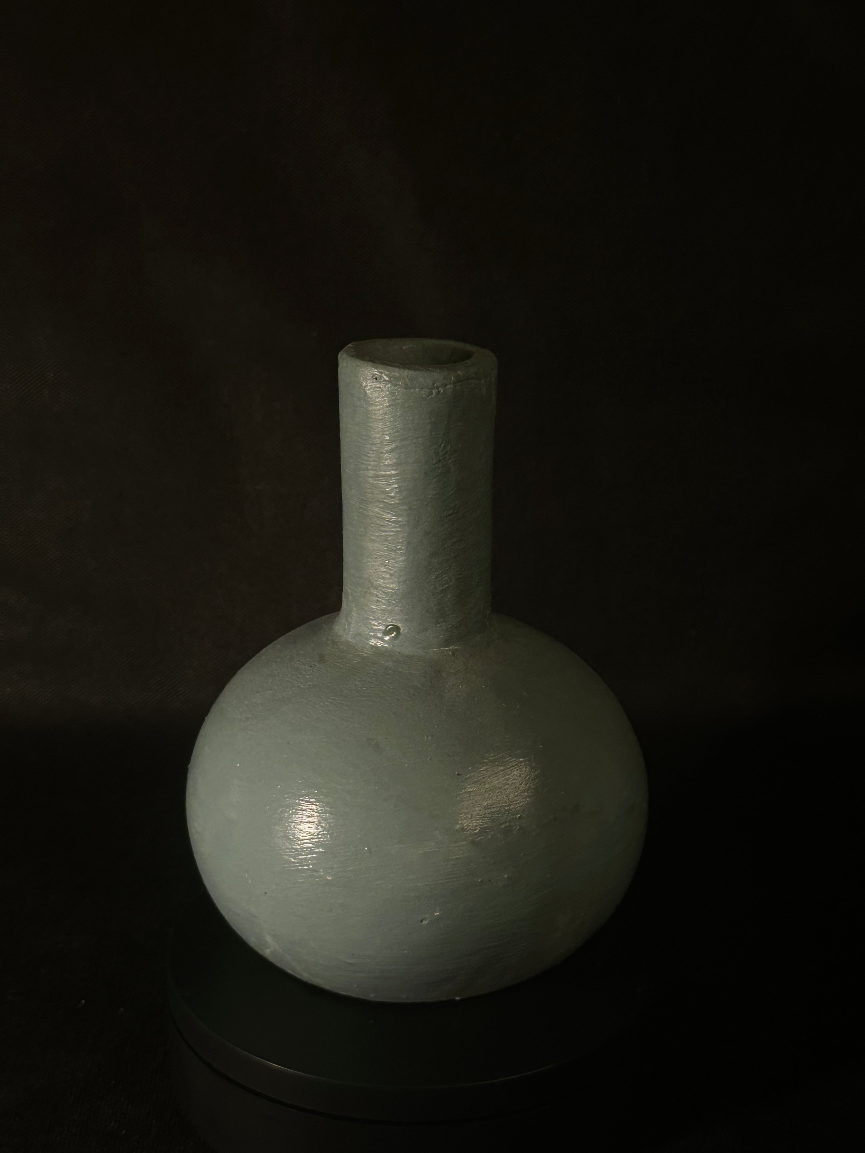 Vase rond bleu lisse