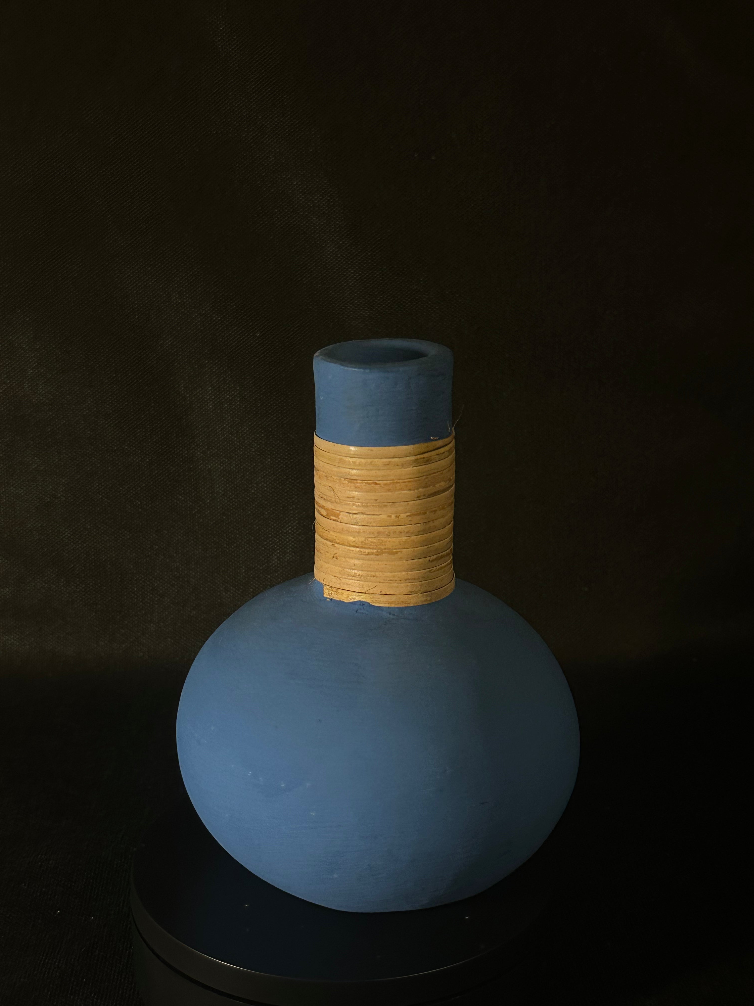 Vase rond bleu et paille