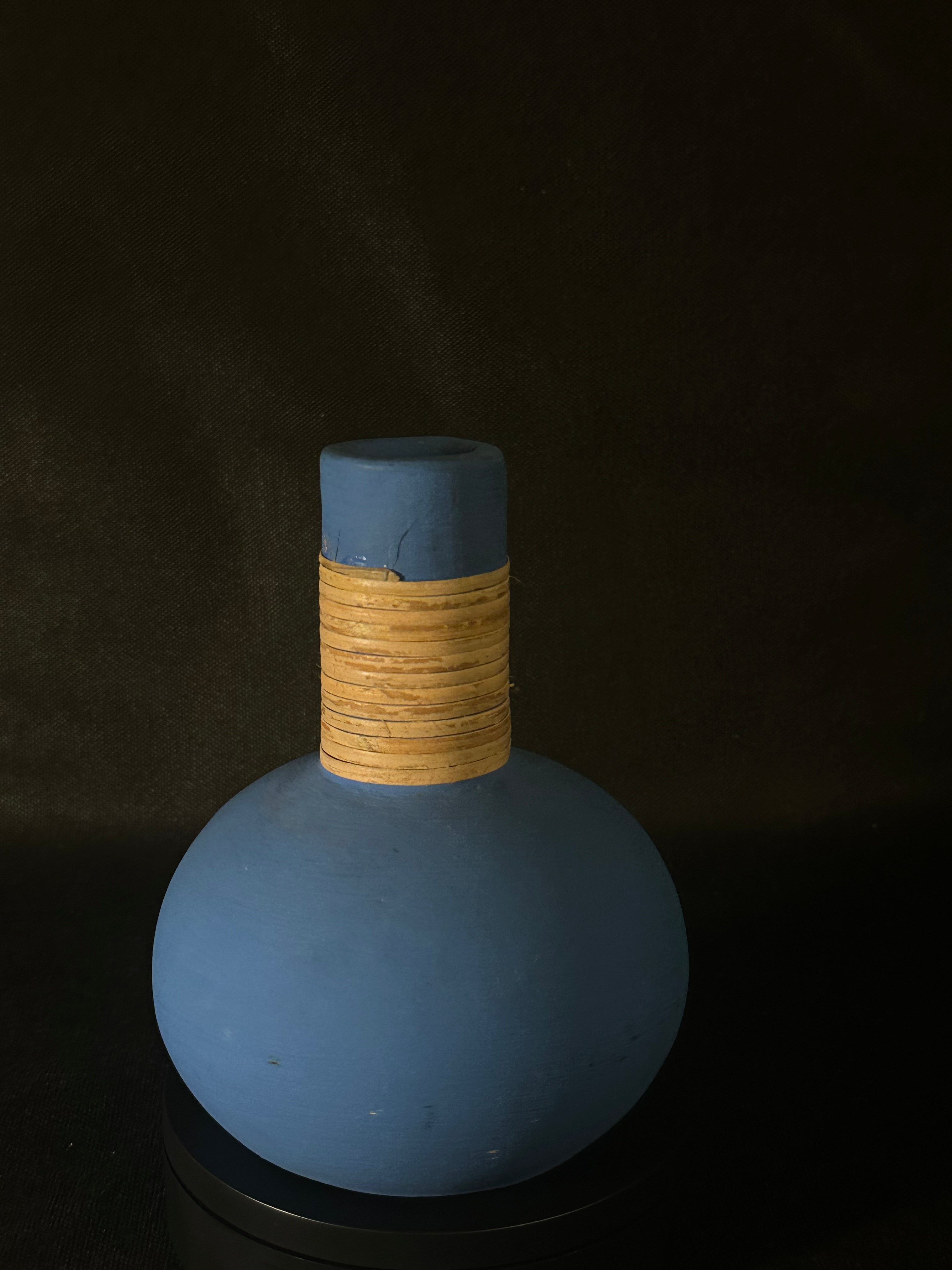 Vase rond bleu et paille