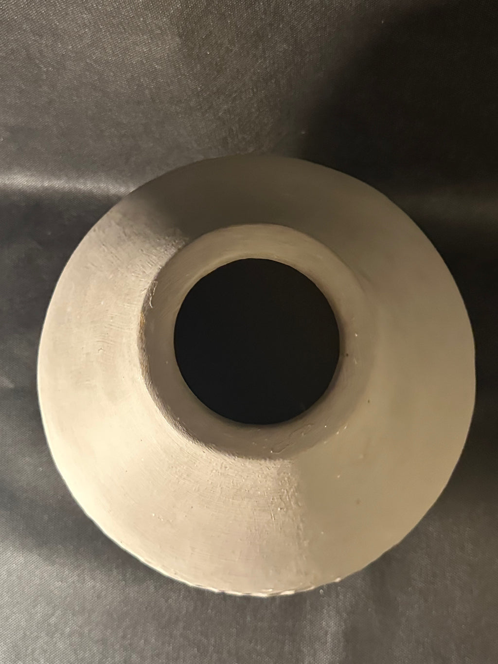 Vase gris texturé