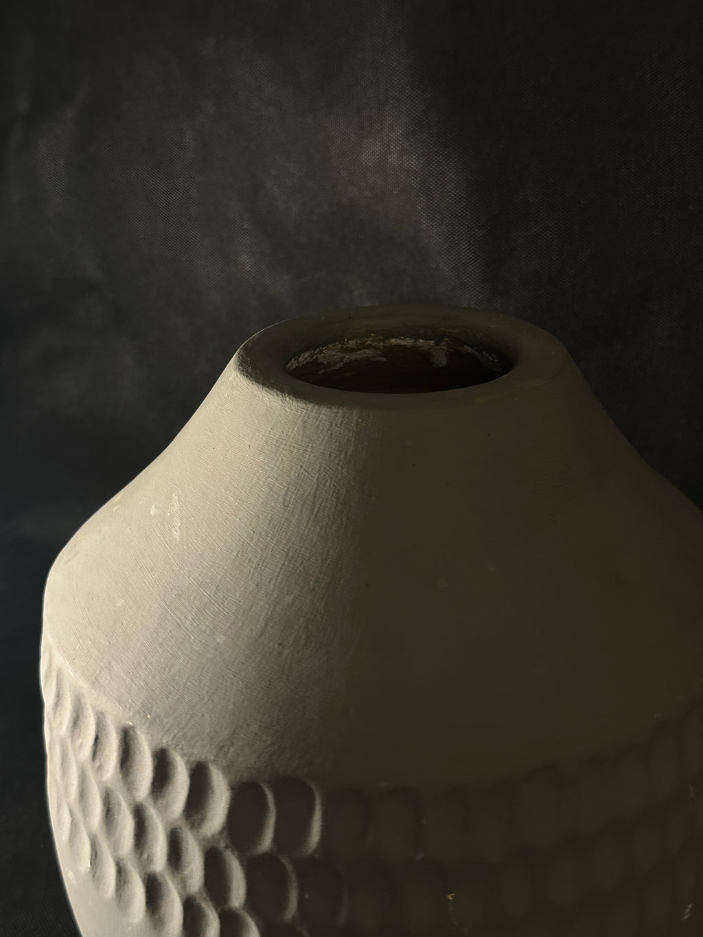 Vase gris texturé