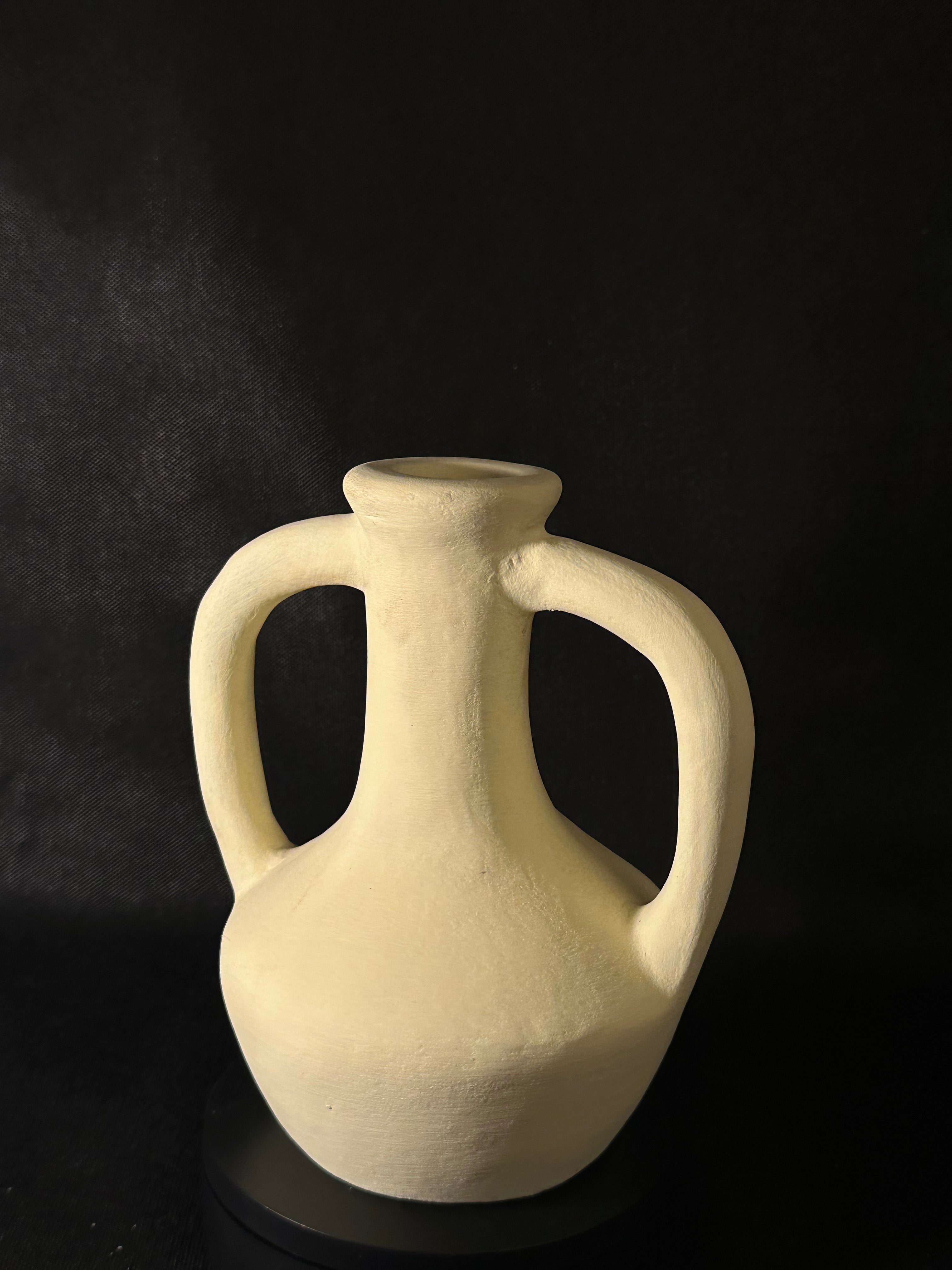 Vase avec poignées jaune pâle