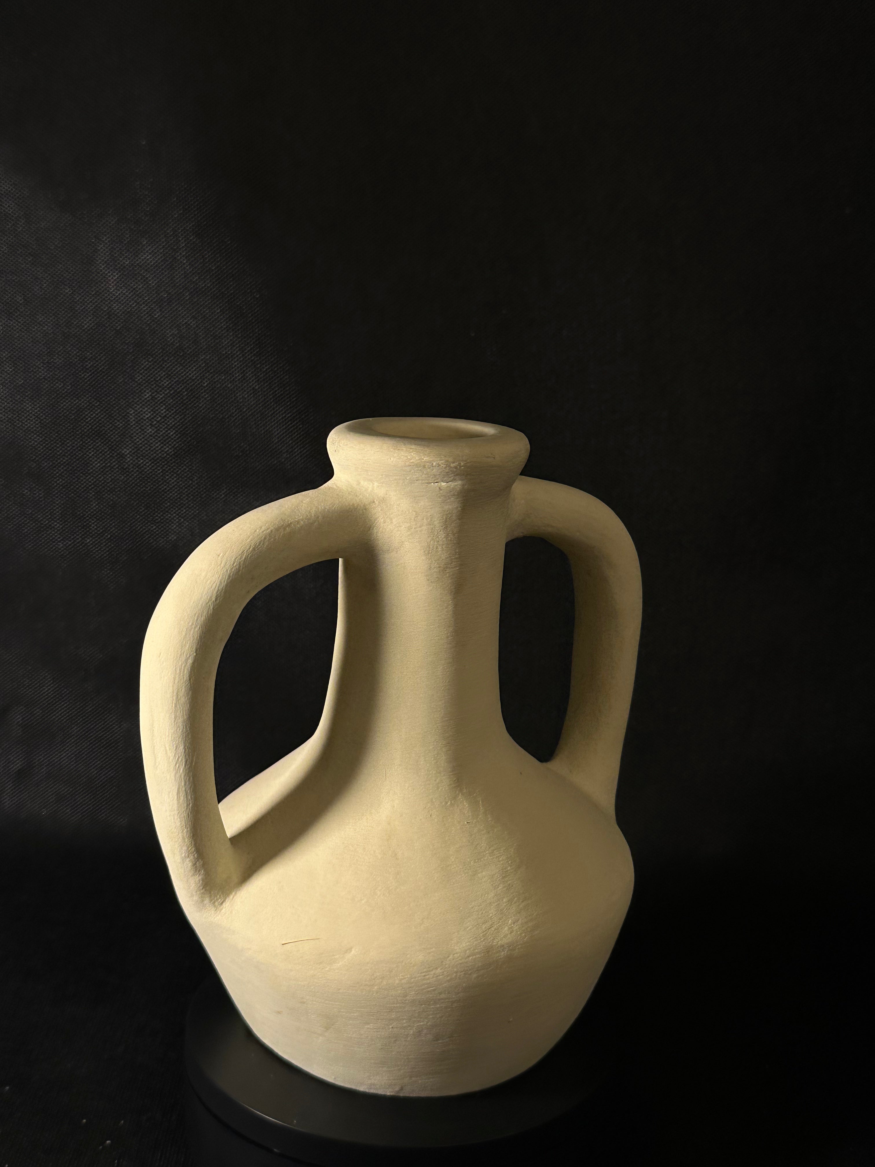 Vase avec poignées jaune pâle