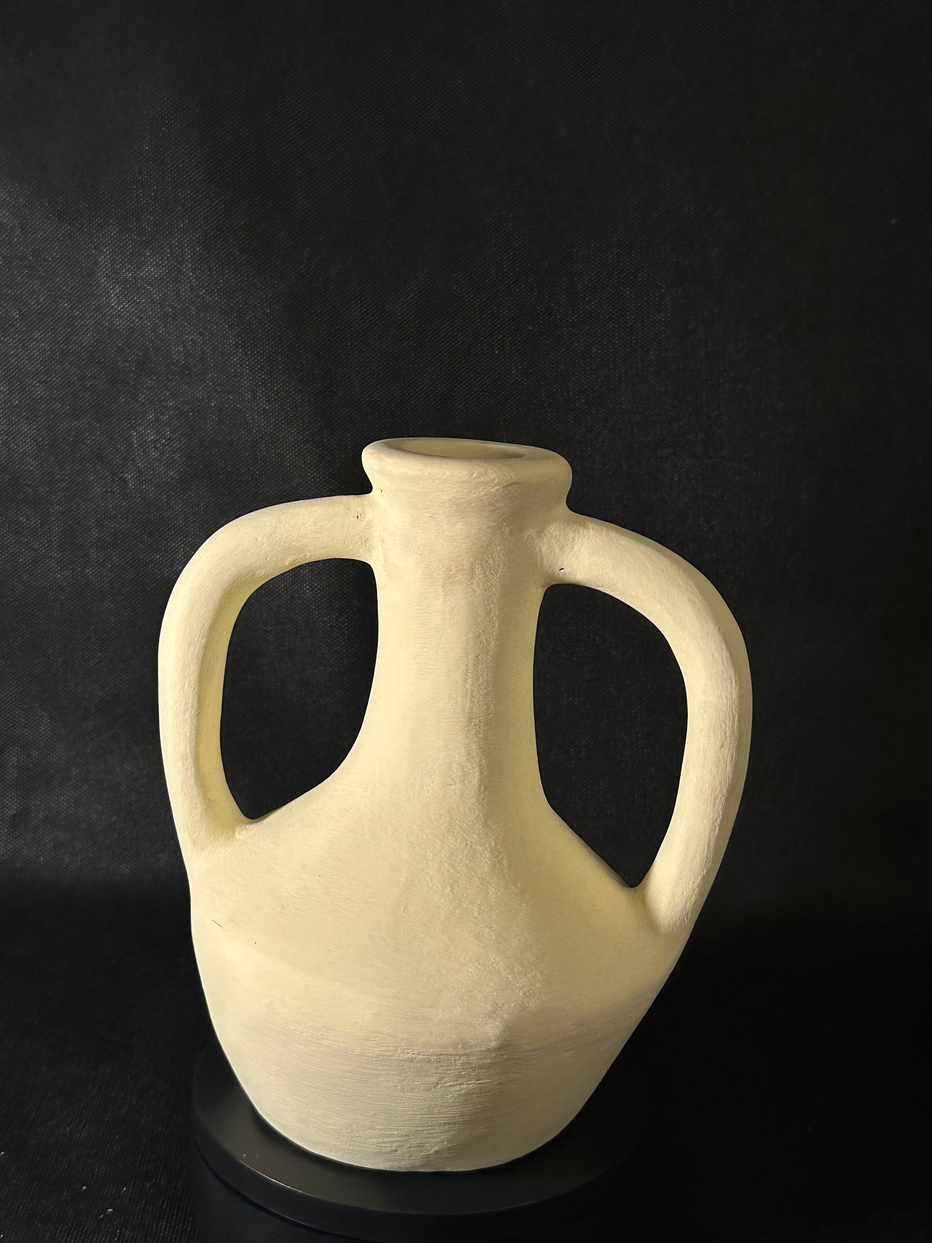 Vase avec poignées jaune pâle