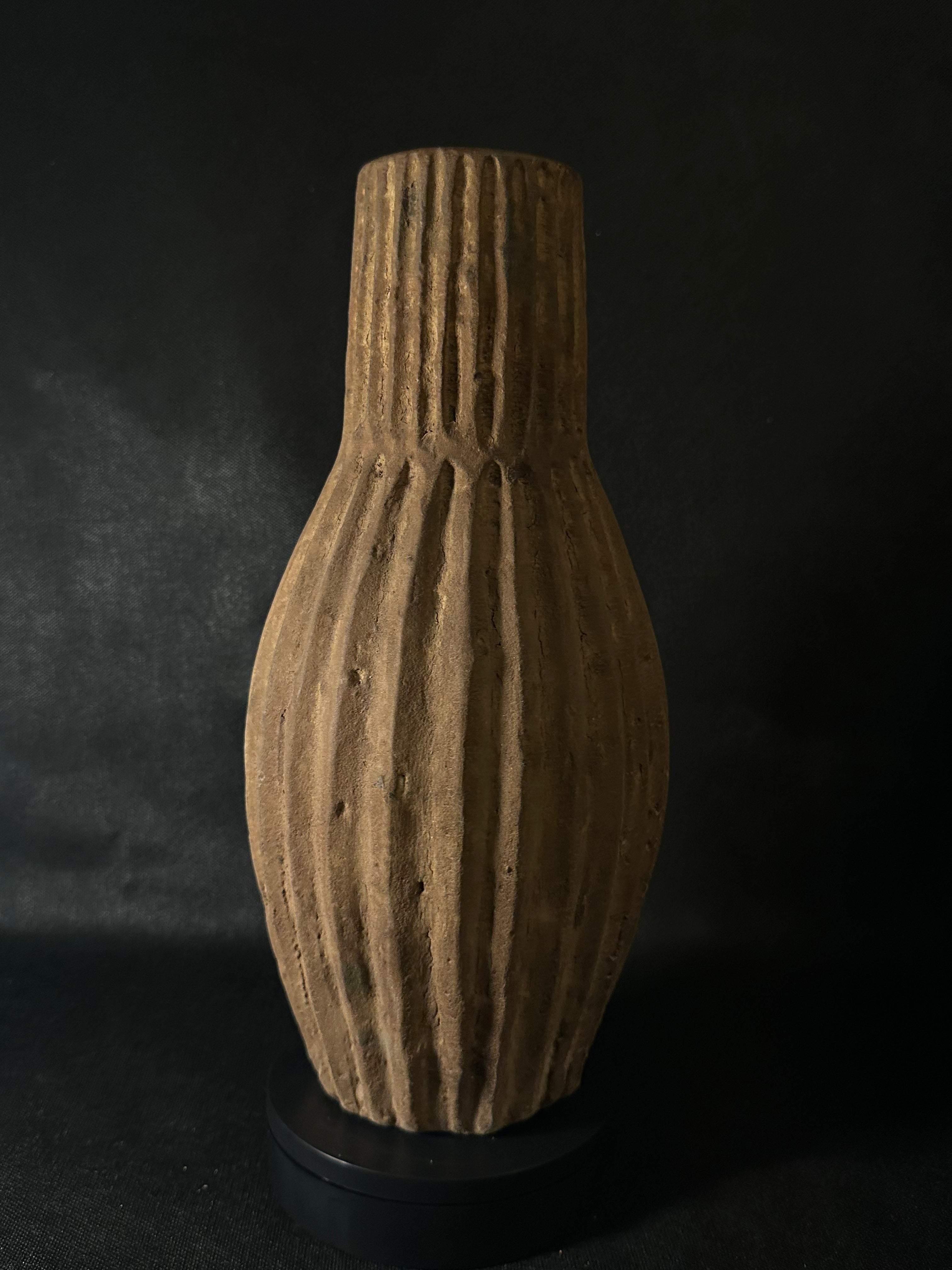 Vase à rayures marron