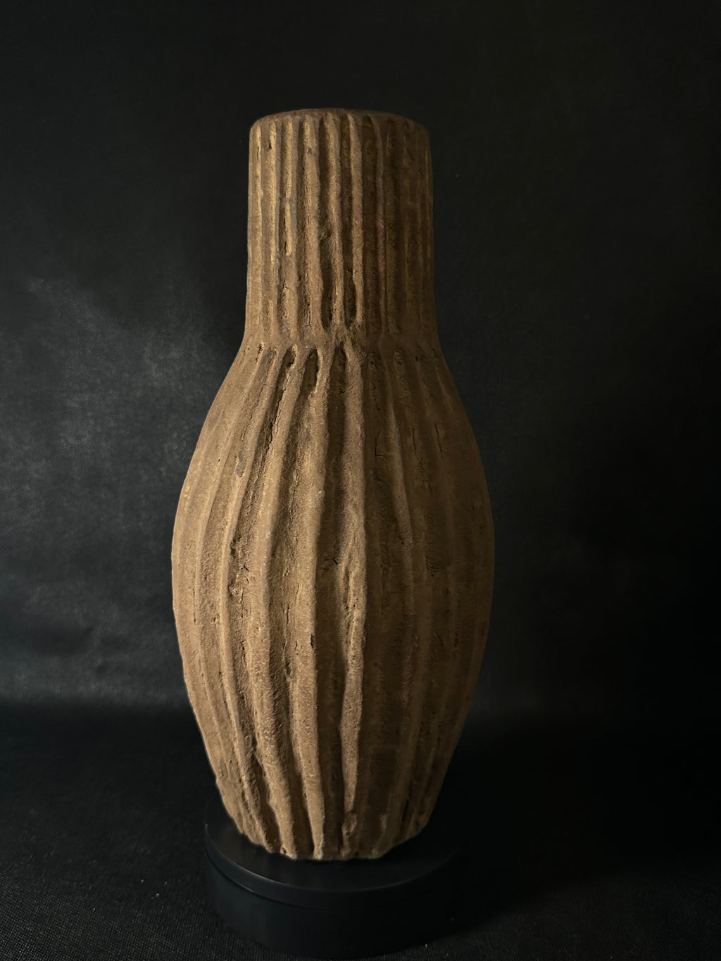 Vase à rayures marron