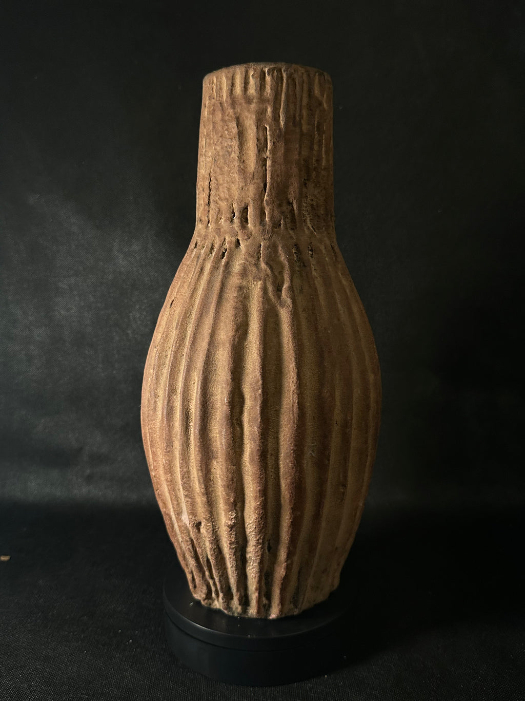 Vase à rayures marron