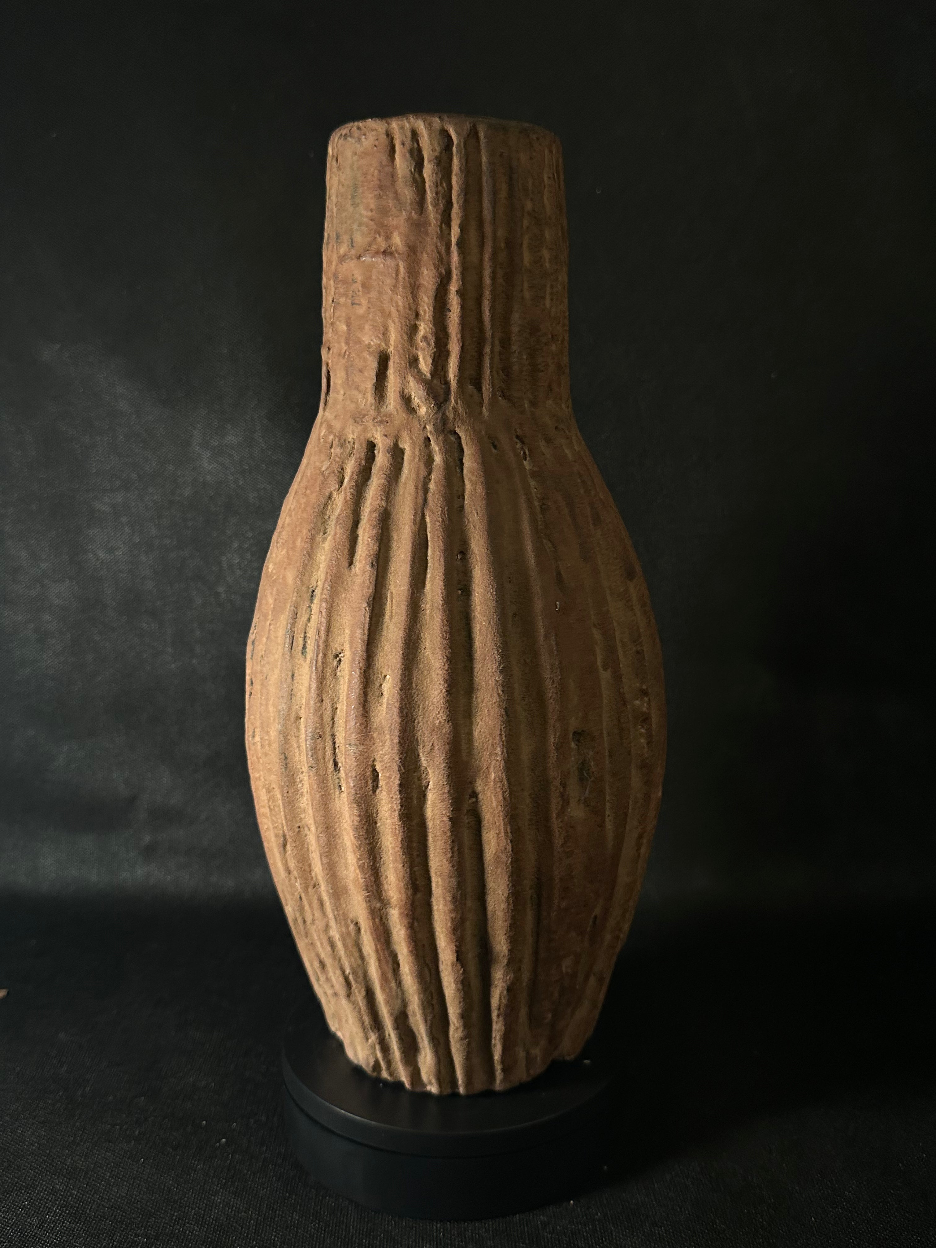 Vase à rayures marron