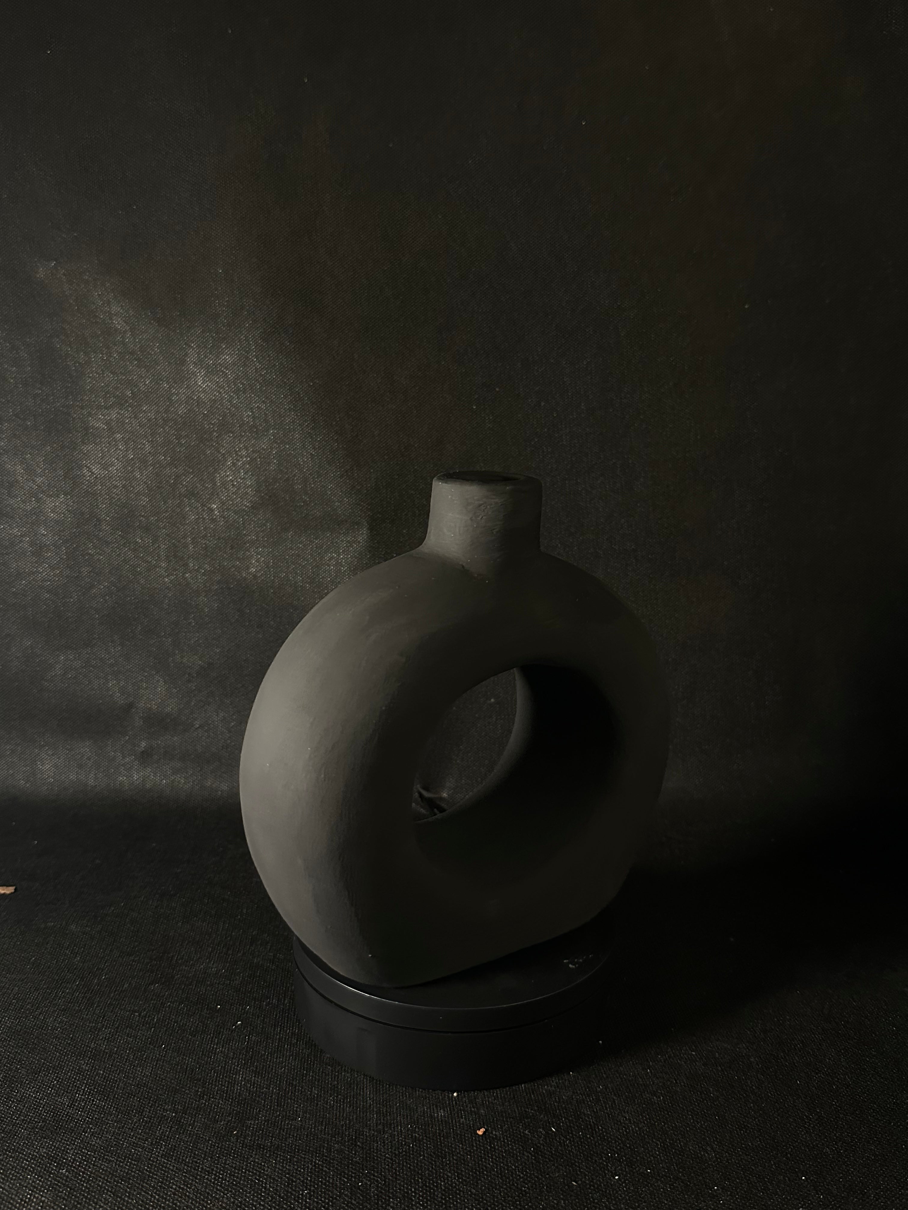 Vase cercle noir