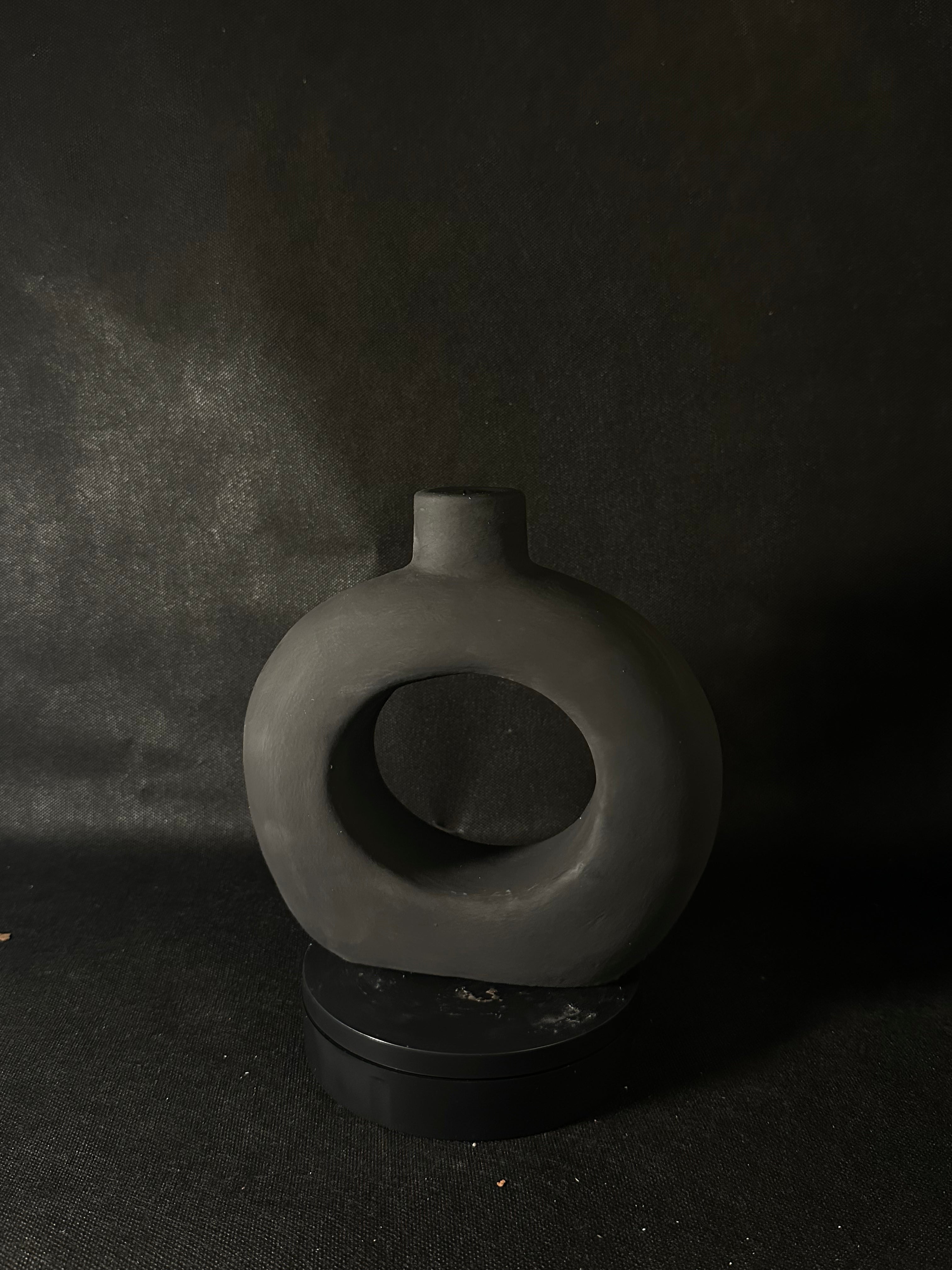 Vase cercle noir