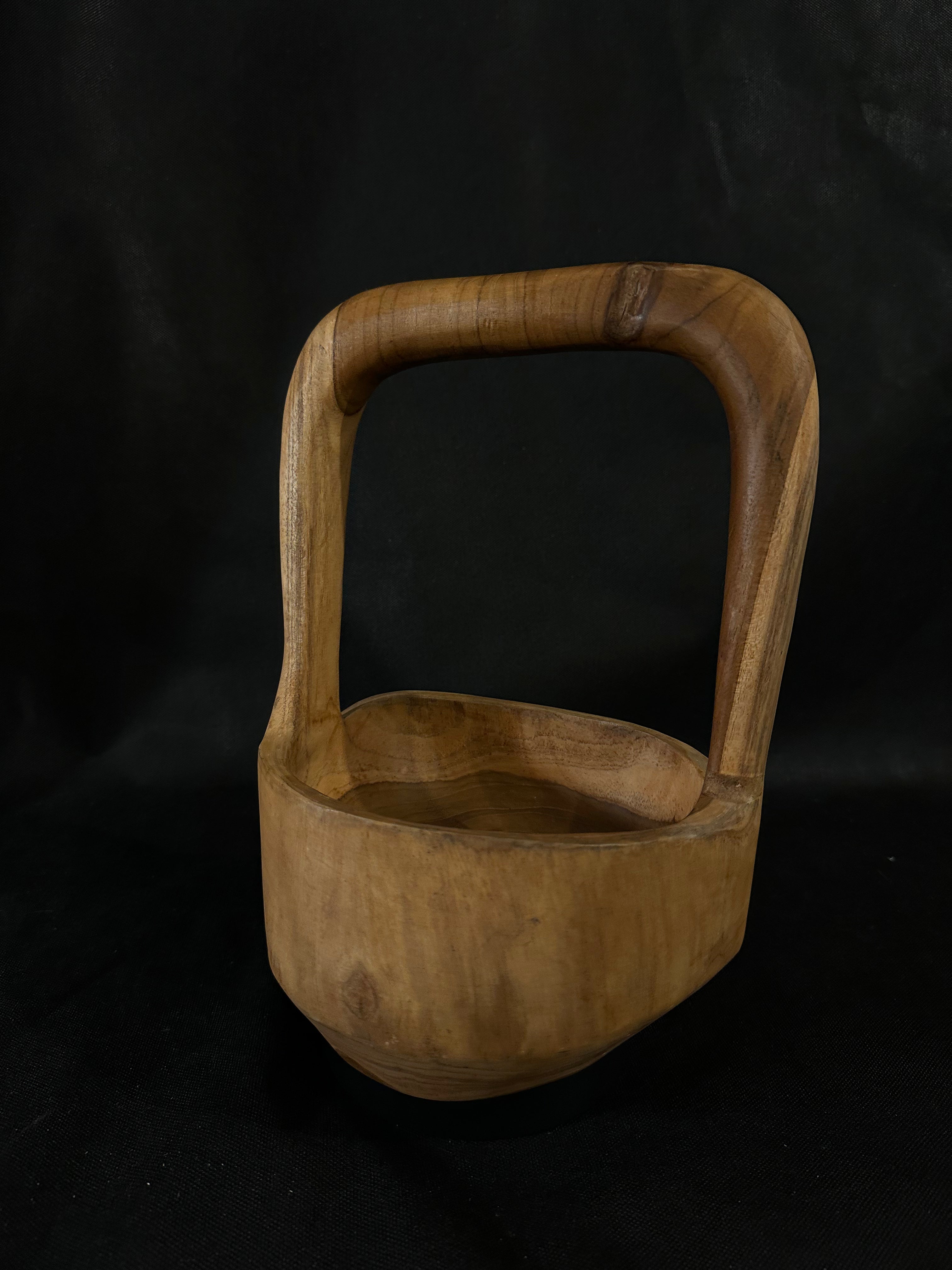 Panier en bois sculpté à la main