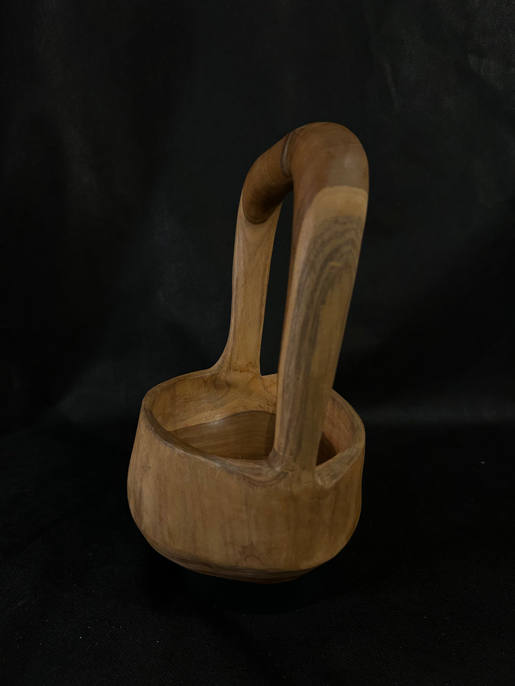 Panier en bois sculpté à la main