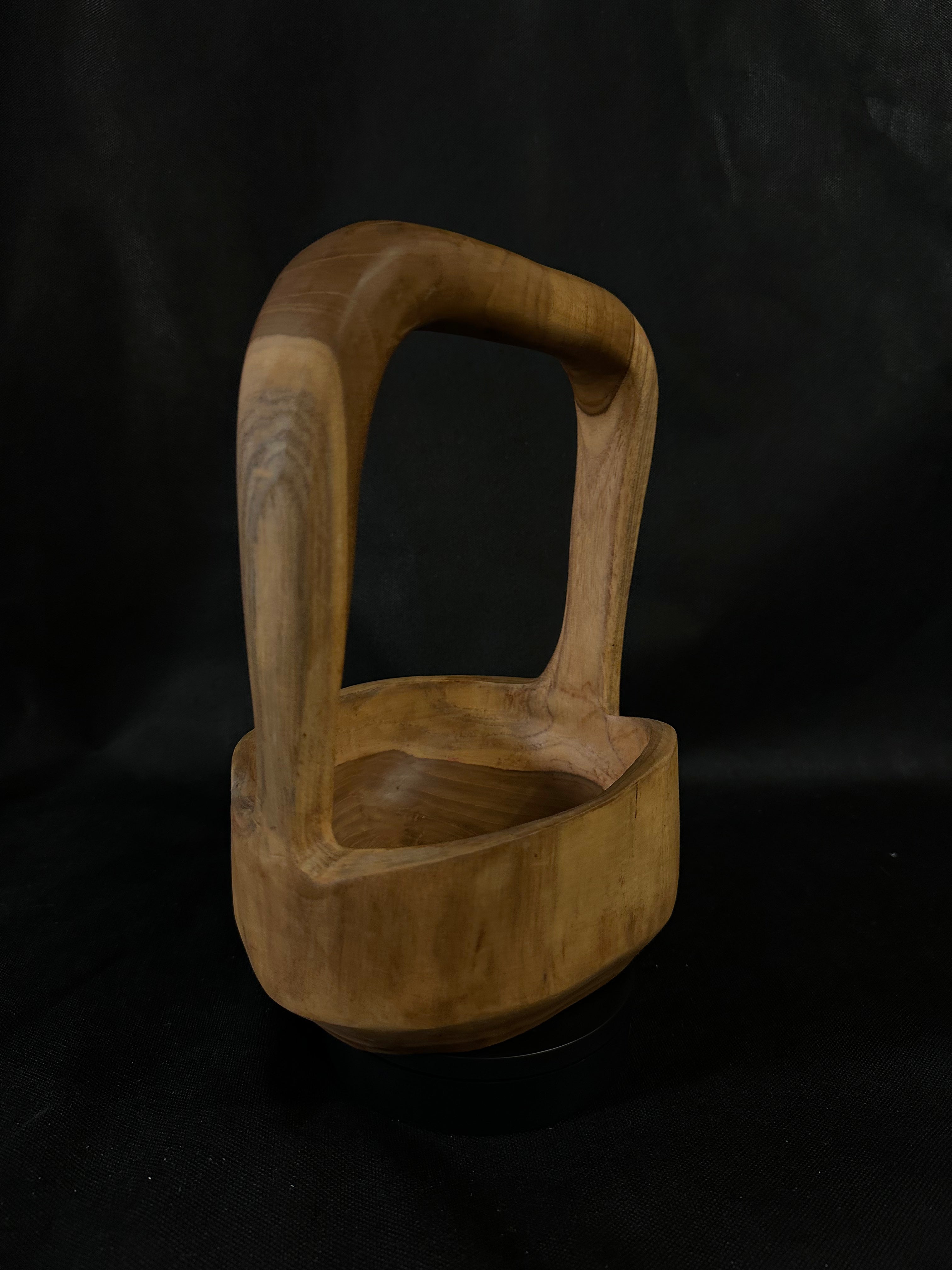 Panier en bois sculpté à la main