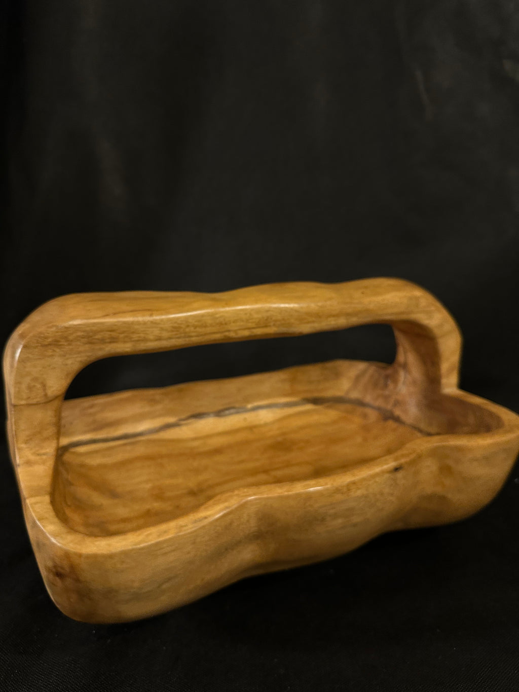 Panier en bois sculpté à la main