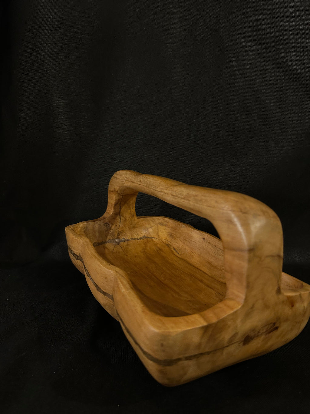 Panier en bois sculpté à la main