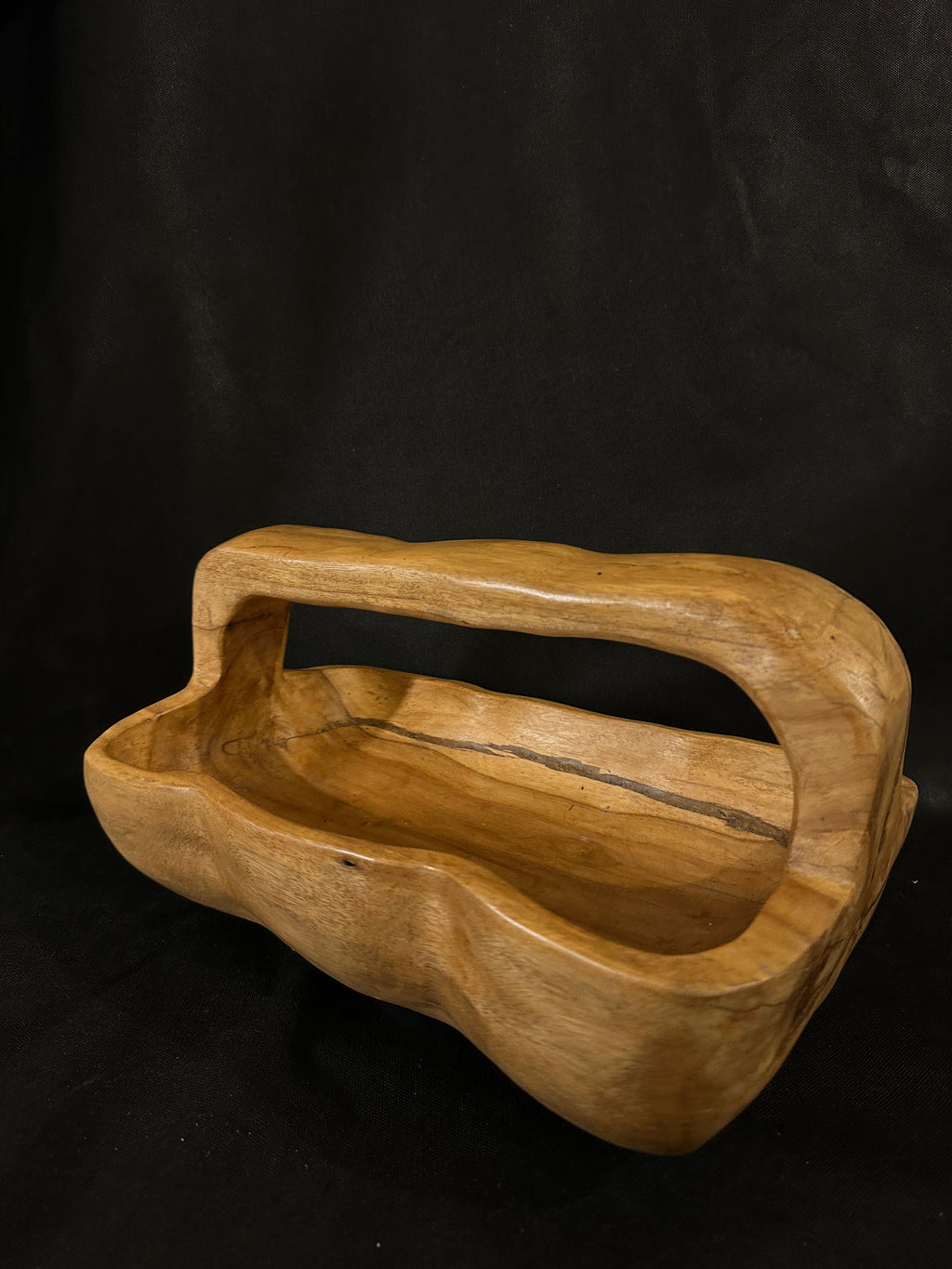 Panier en bois sculpté à la main