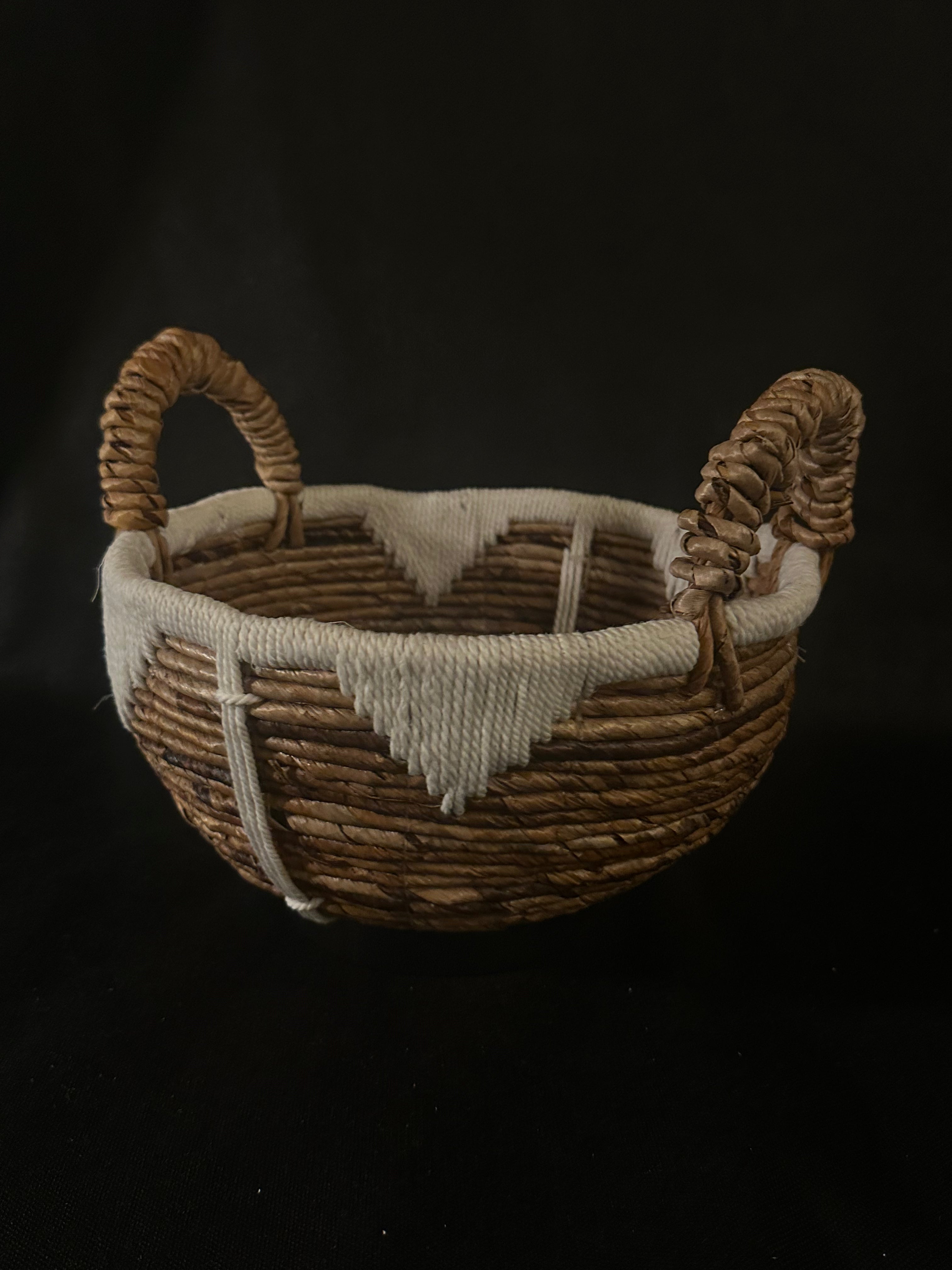 Panier moyen en macramé