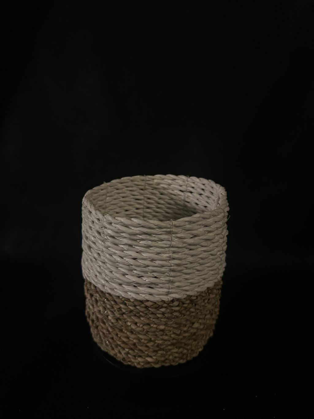 Panier tressé beige et blanc