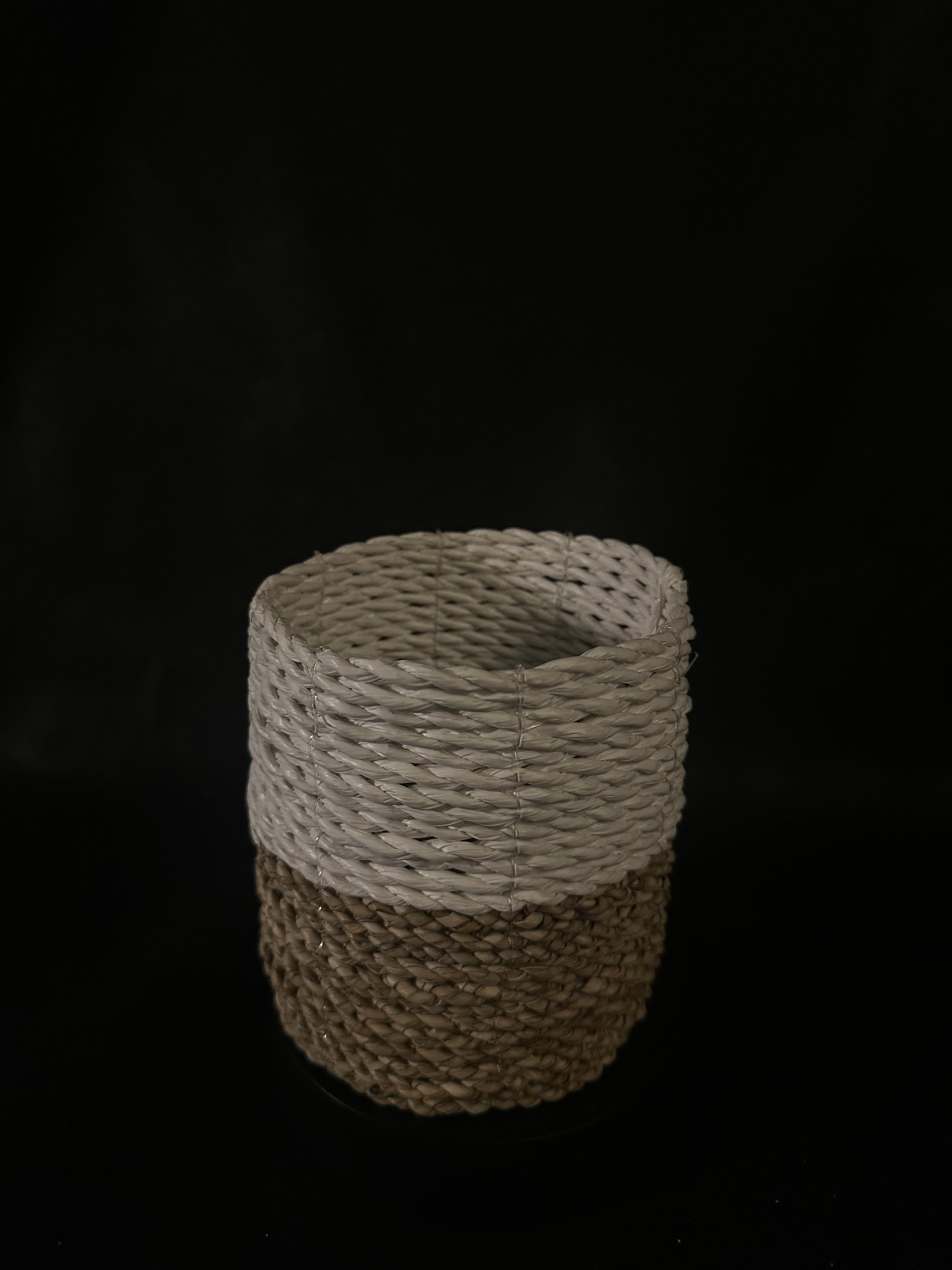 Panier tressé beige et blanc