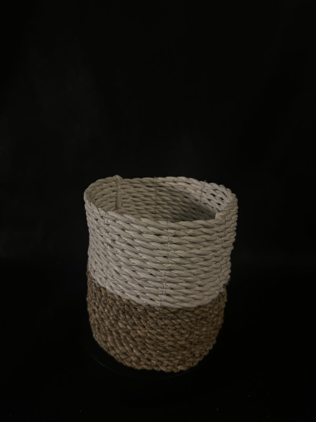 Panier tressé beige et blanc