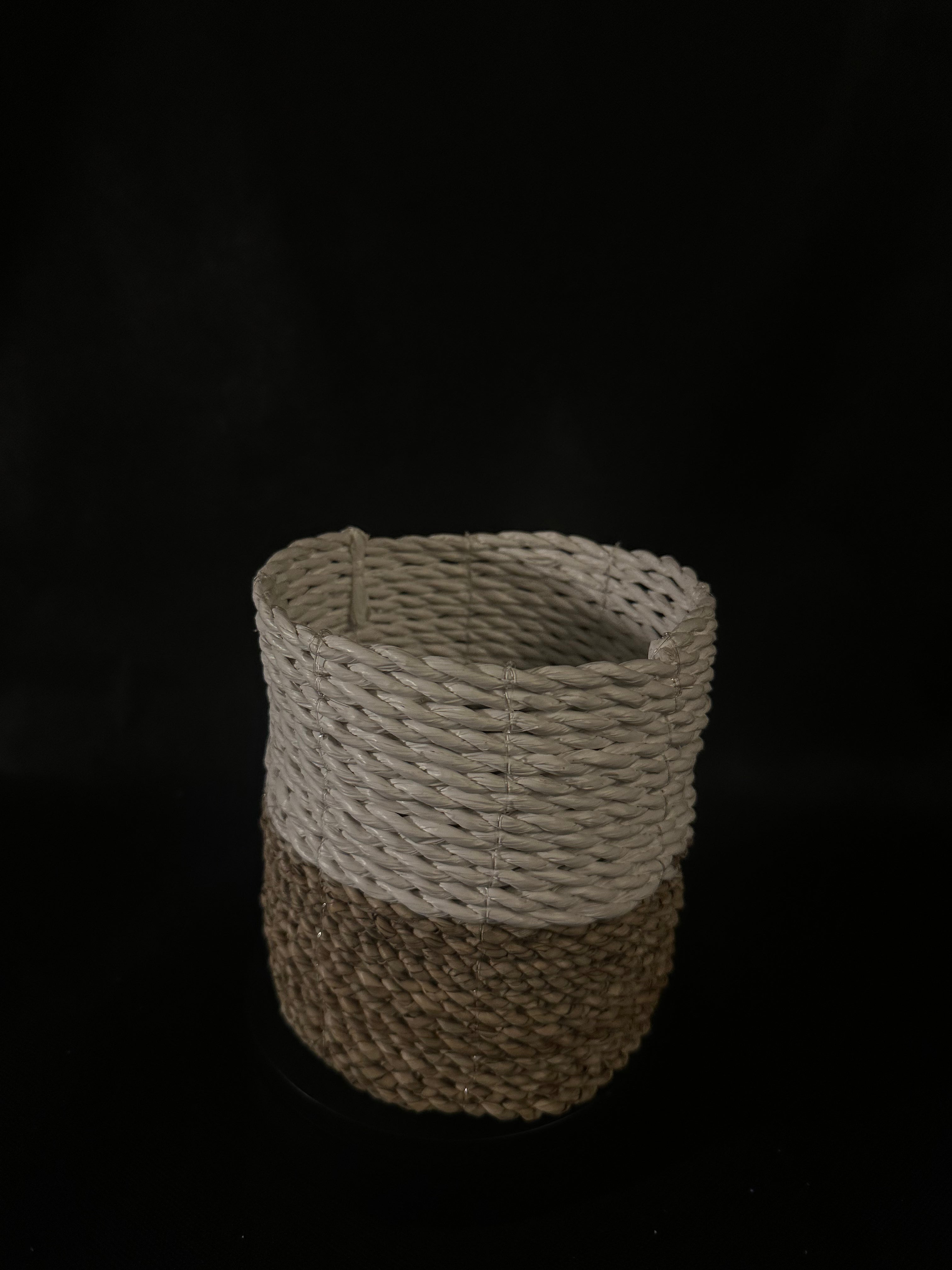 Panier tressé beige et blanc