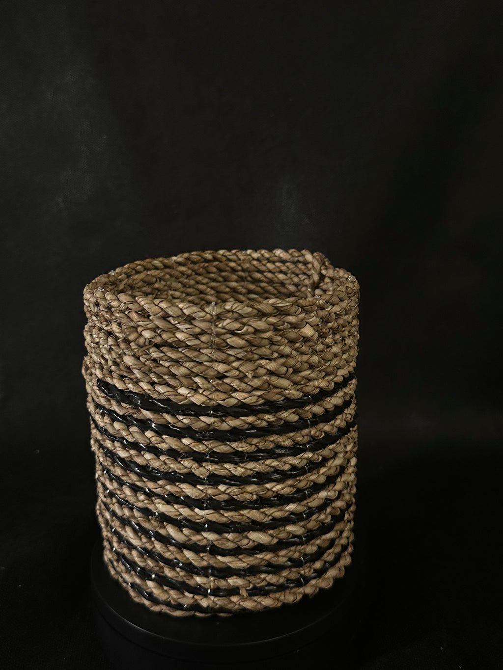 Panier tressé noir et beige