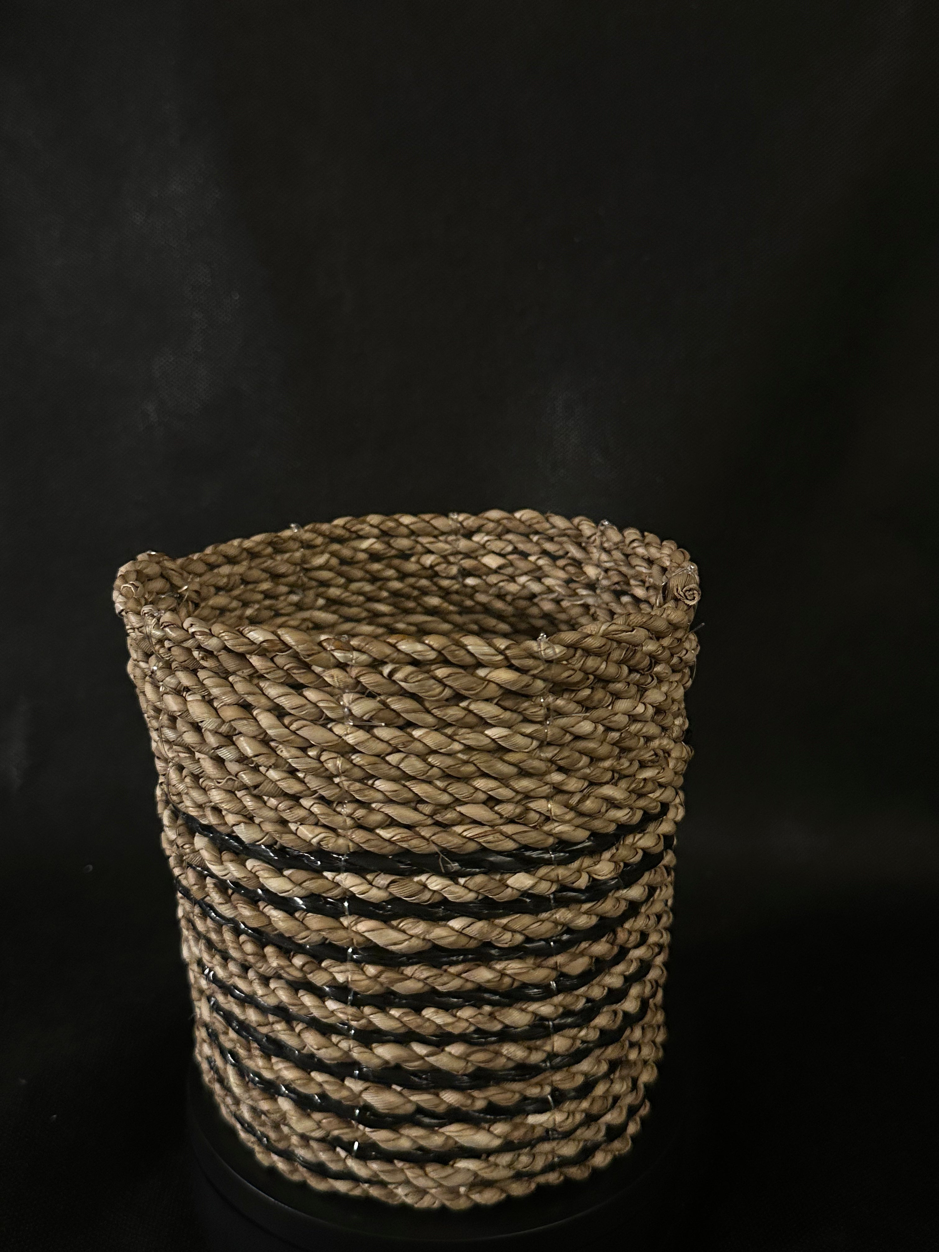 Panier tressé noir et beige