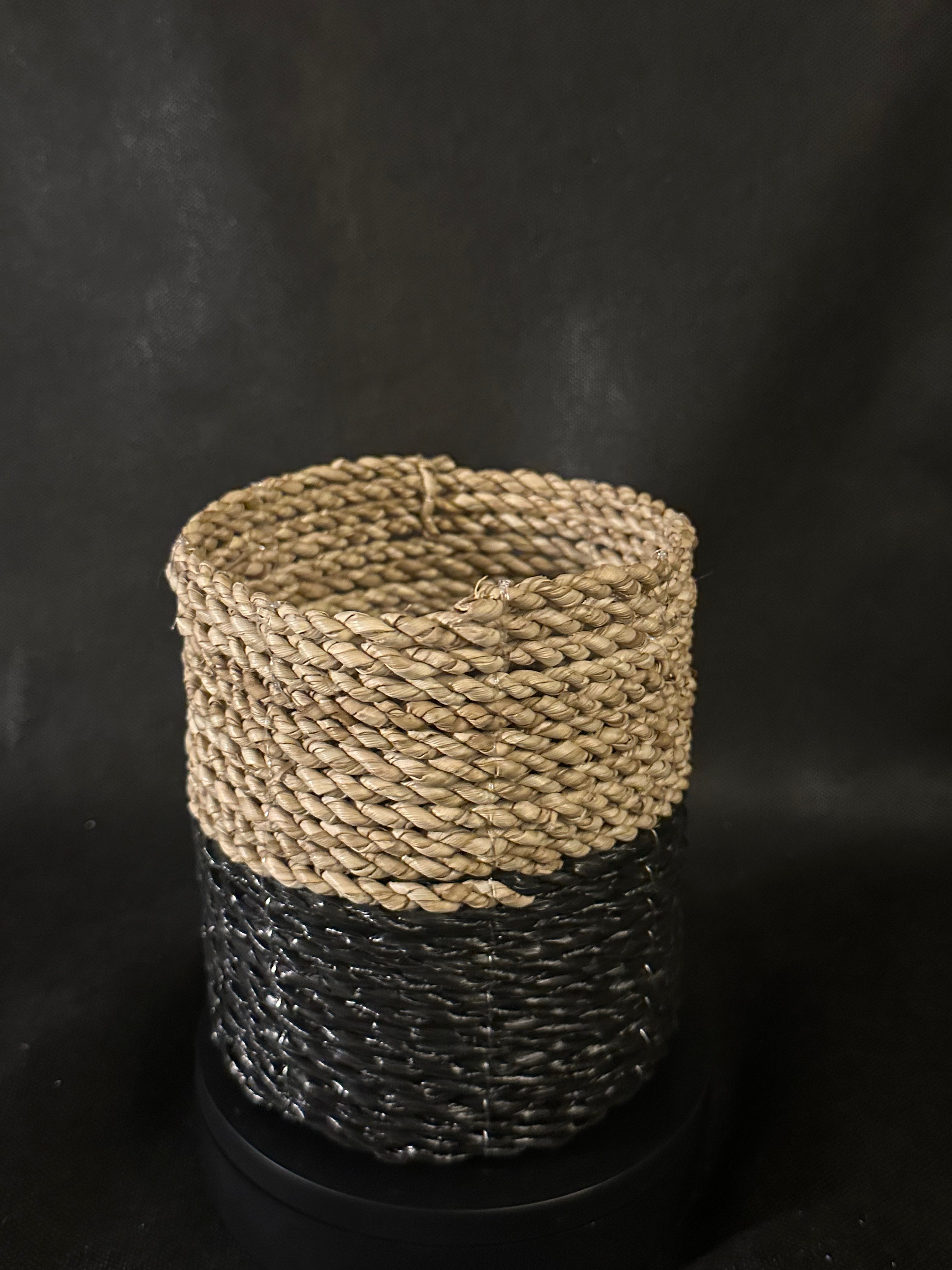 Panier tressé noir et beige