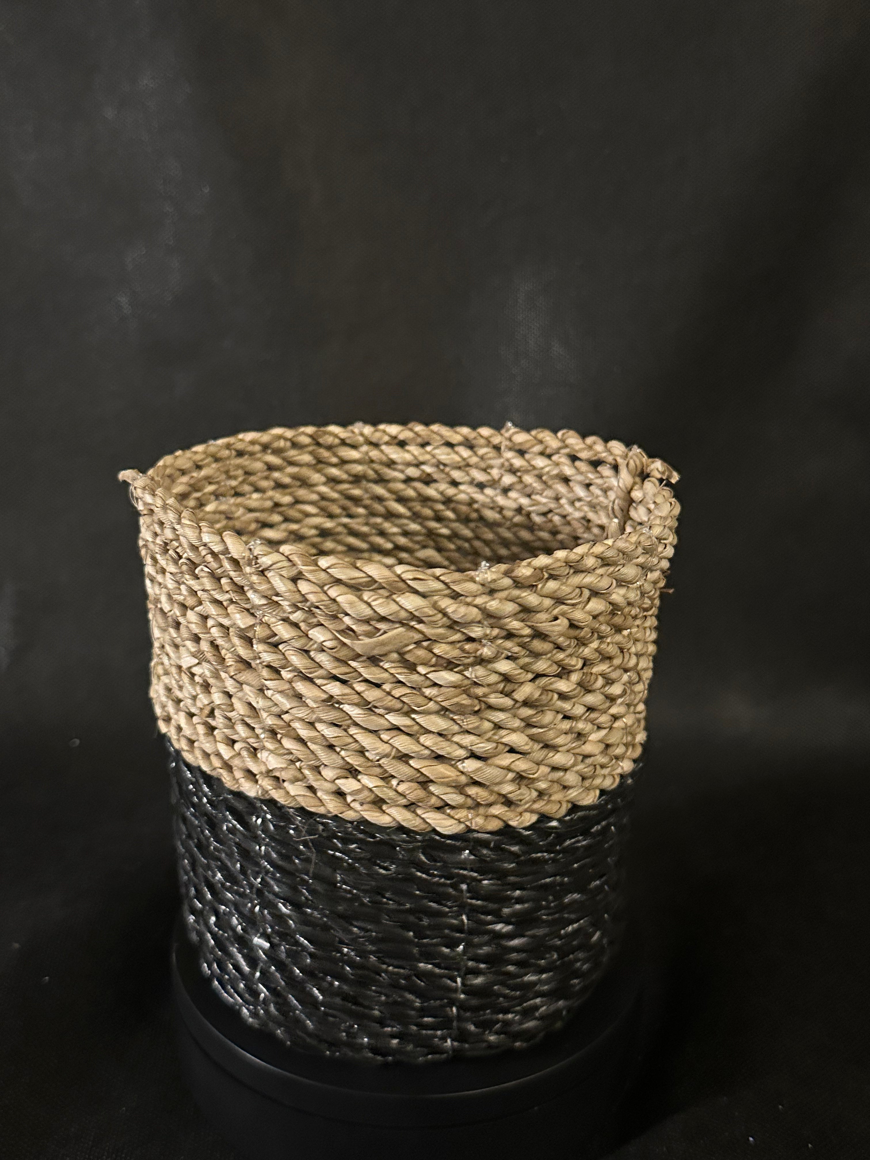 Panier tressé noir et beige