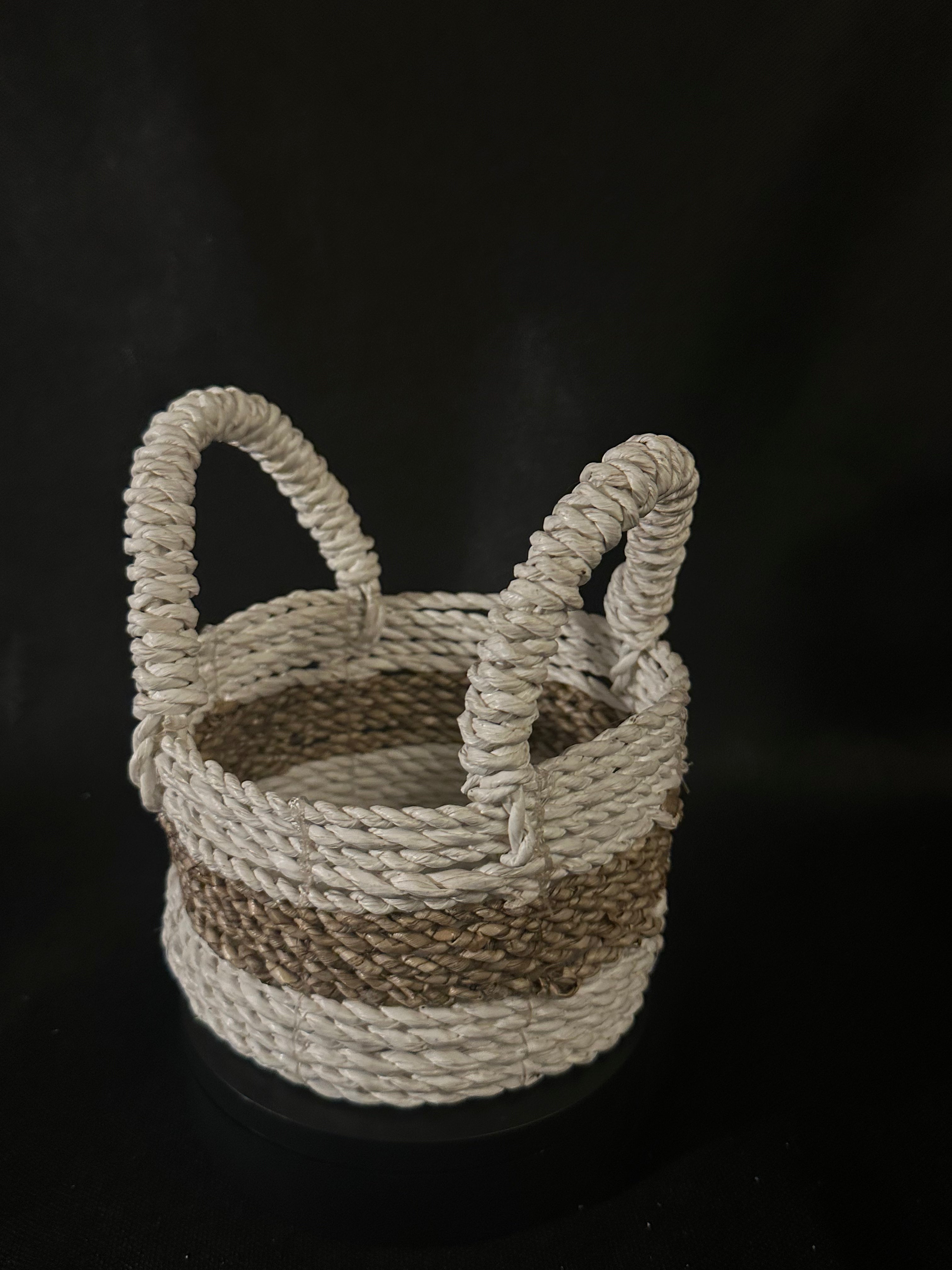Petit panier tressé beige et blanc