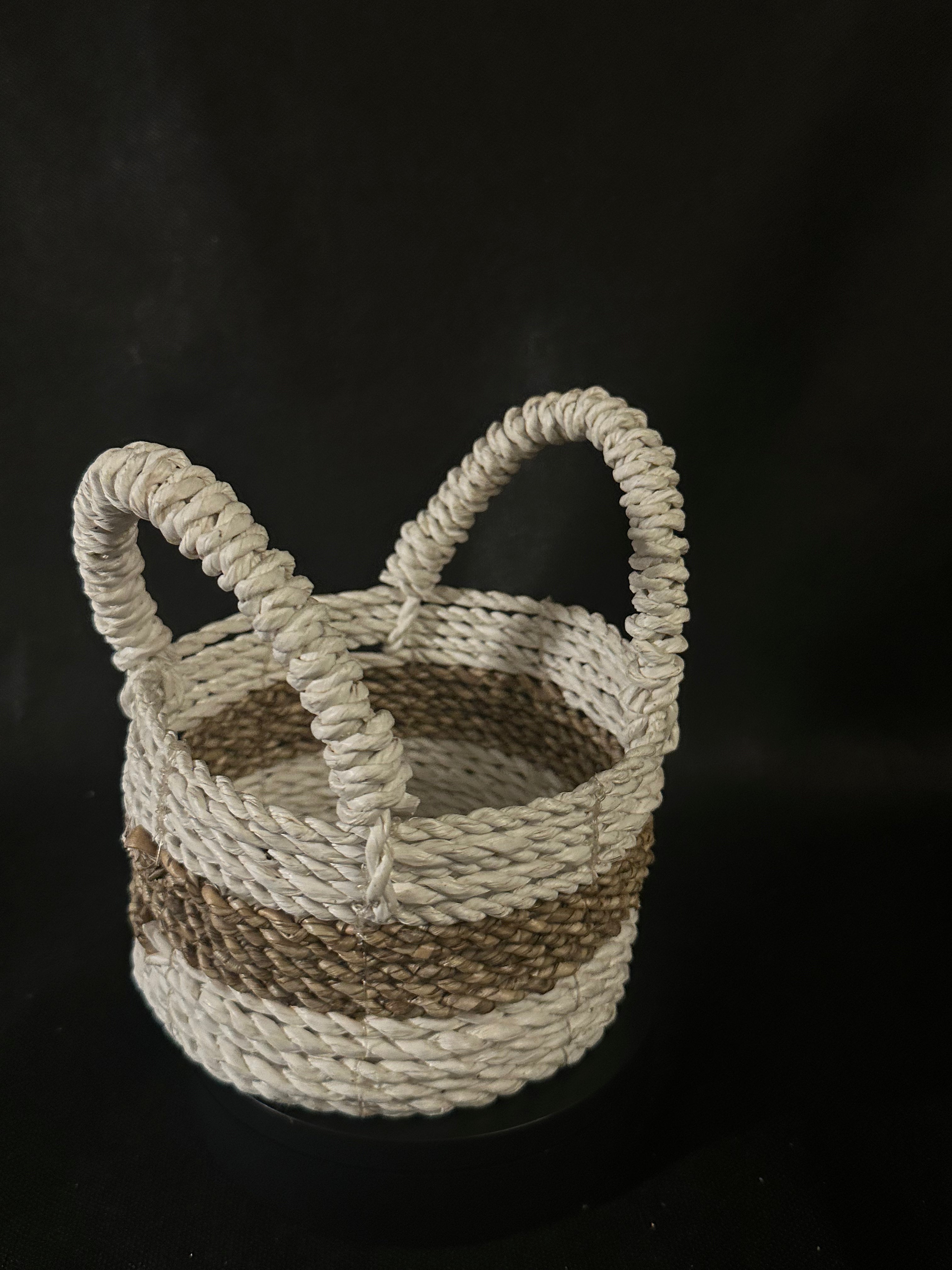 Petit panier tressé beige et blanc