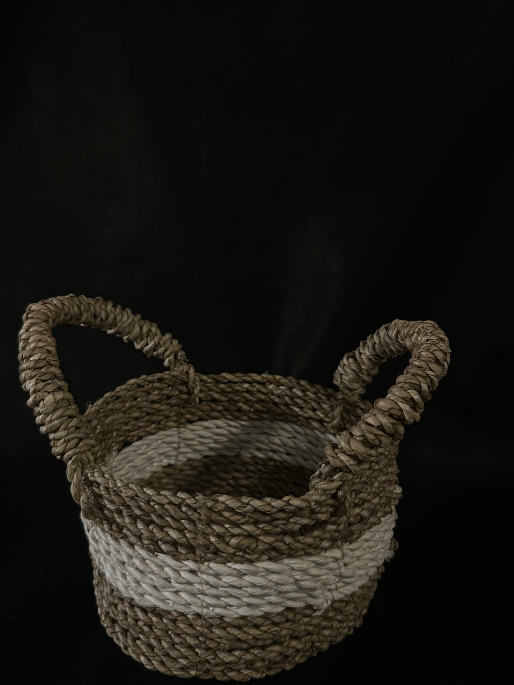 Petit panier tressé beige et blanc