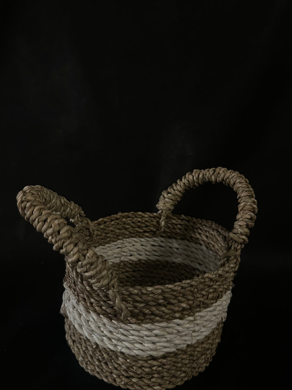 Petit panier tressé beige et blanc