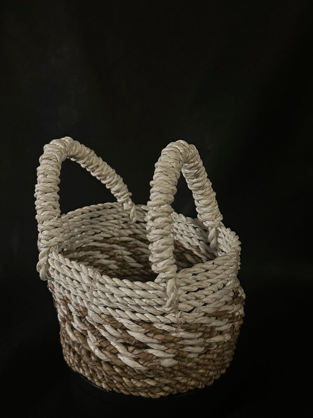 Petit panier tressé beige et blanc