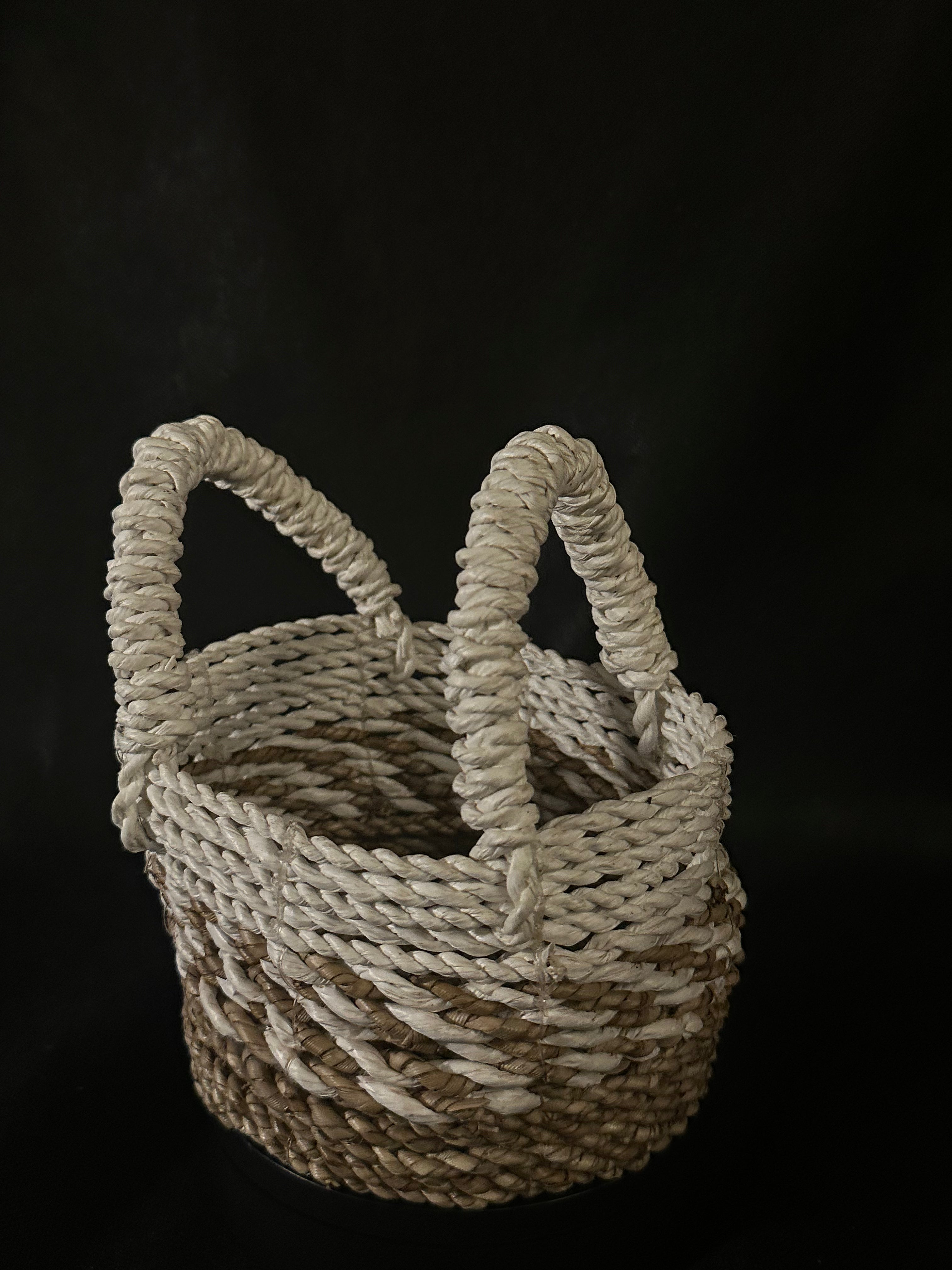 Petit panier tressé beige et blanc