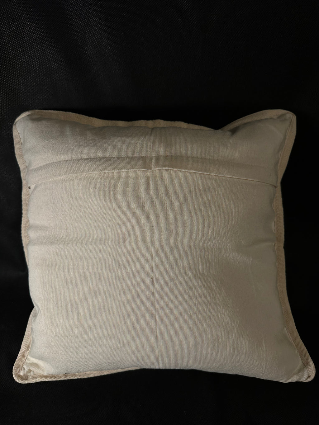 Taies de coussins beiges et blanches design