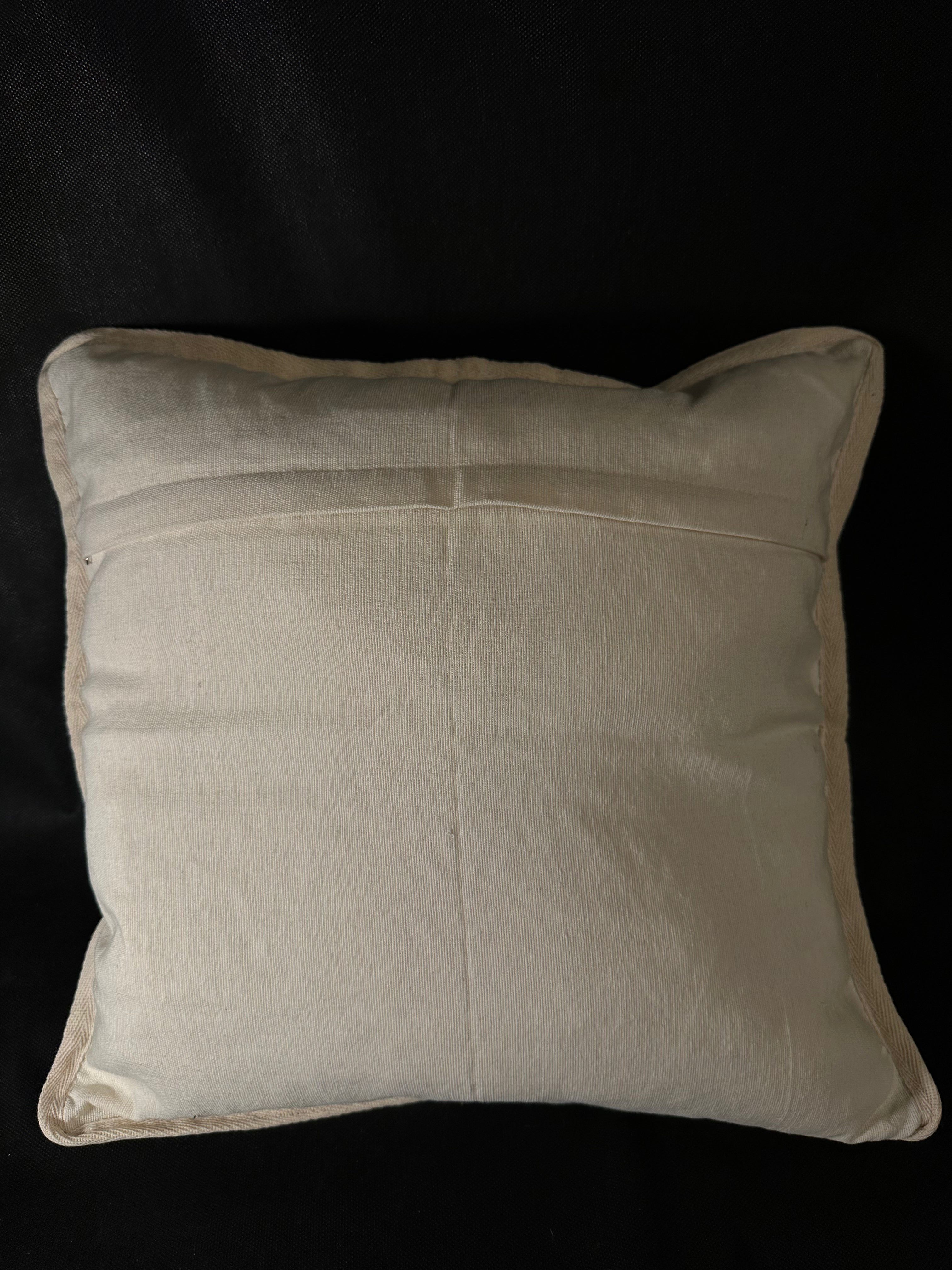 Taies de coussins beiges et blanches design