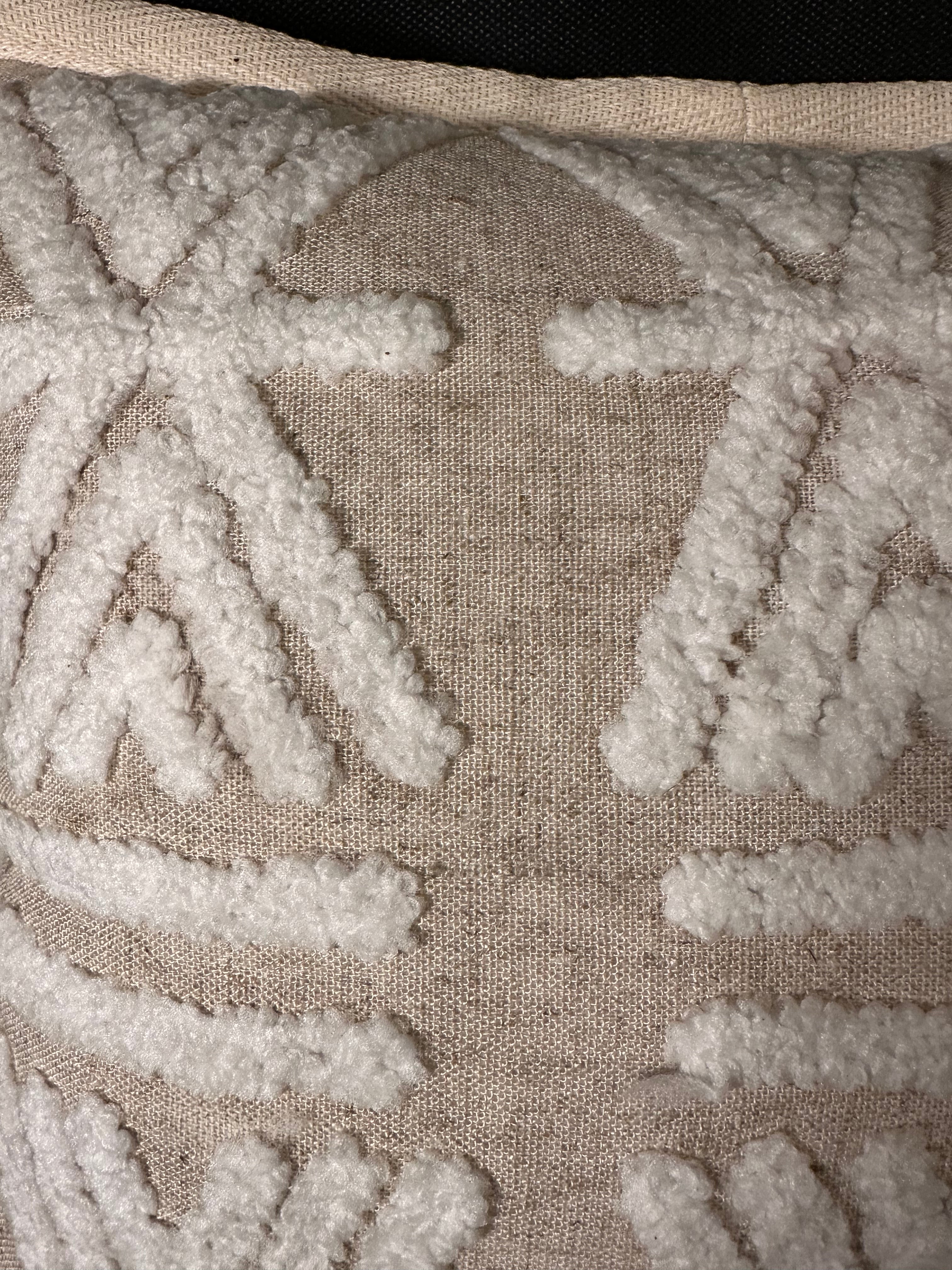 Taies de coussins beiges et blanches design