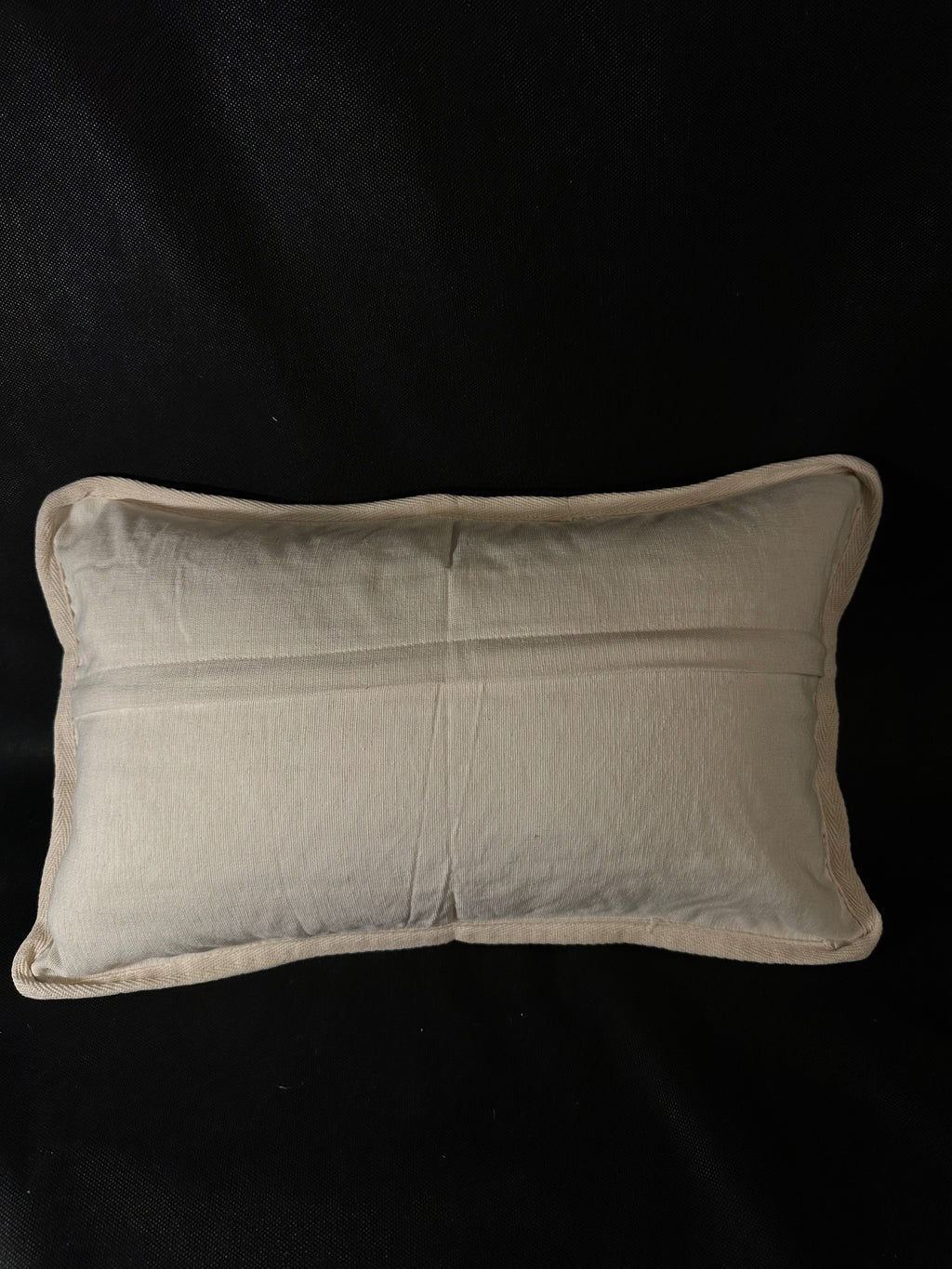 Taies de coussins beiges et blanches design