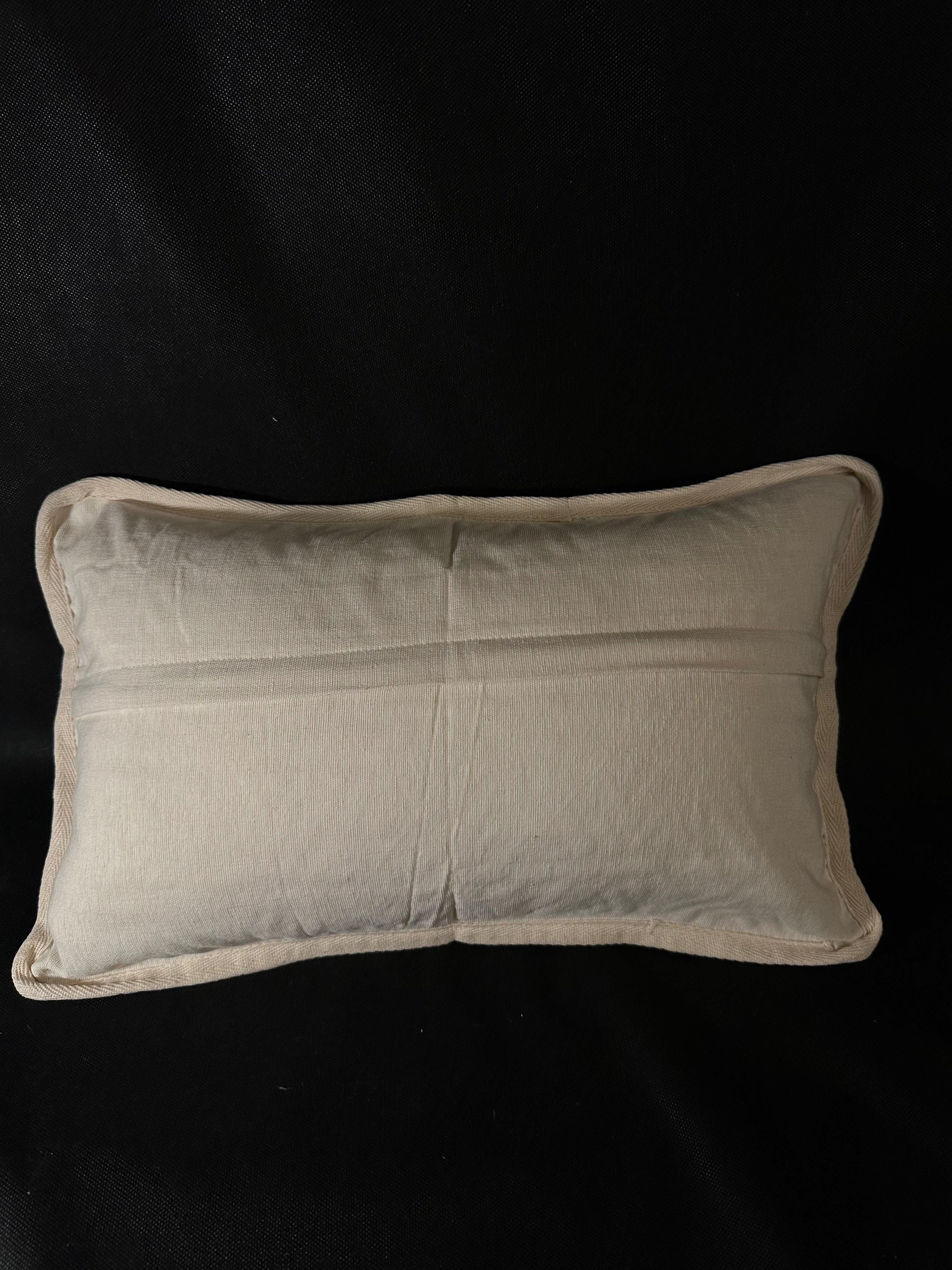 Taies de coussins beiges et blanches design