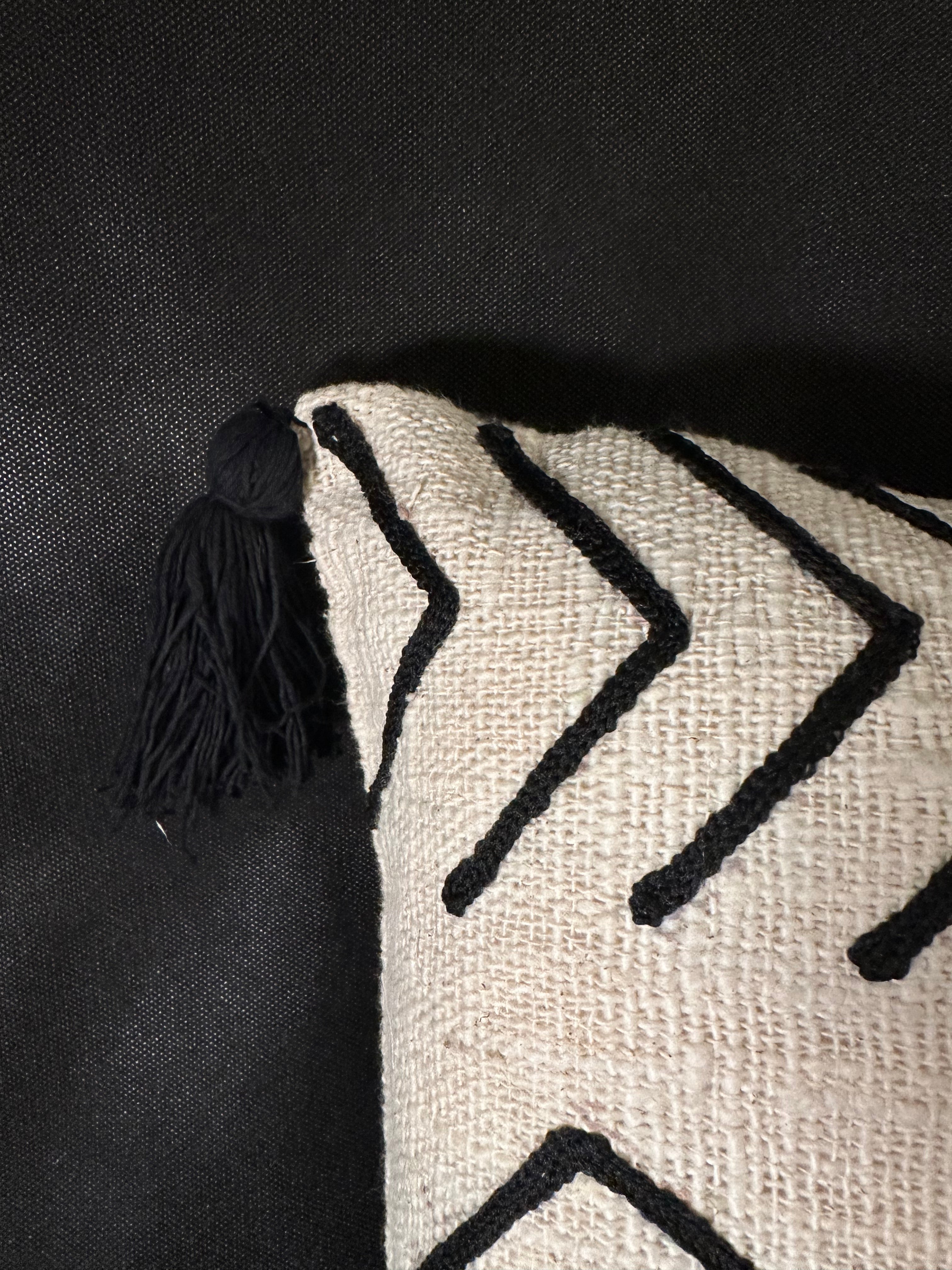 Taies de coussin beiges et noires design