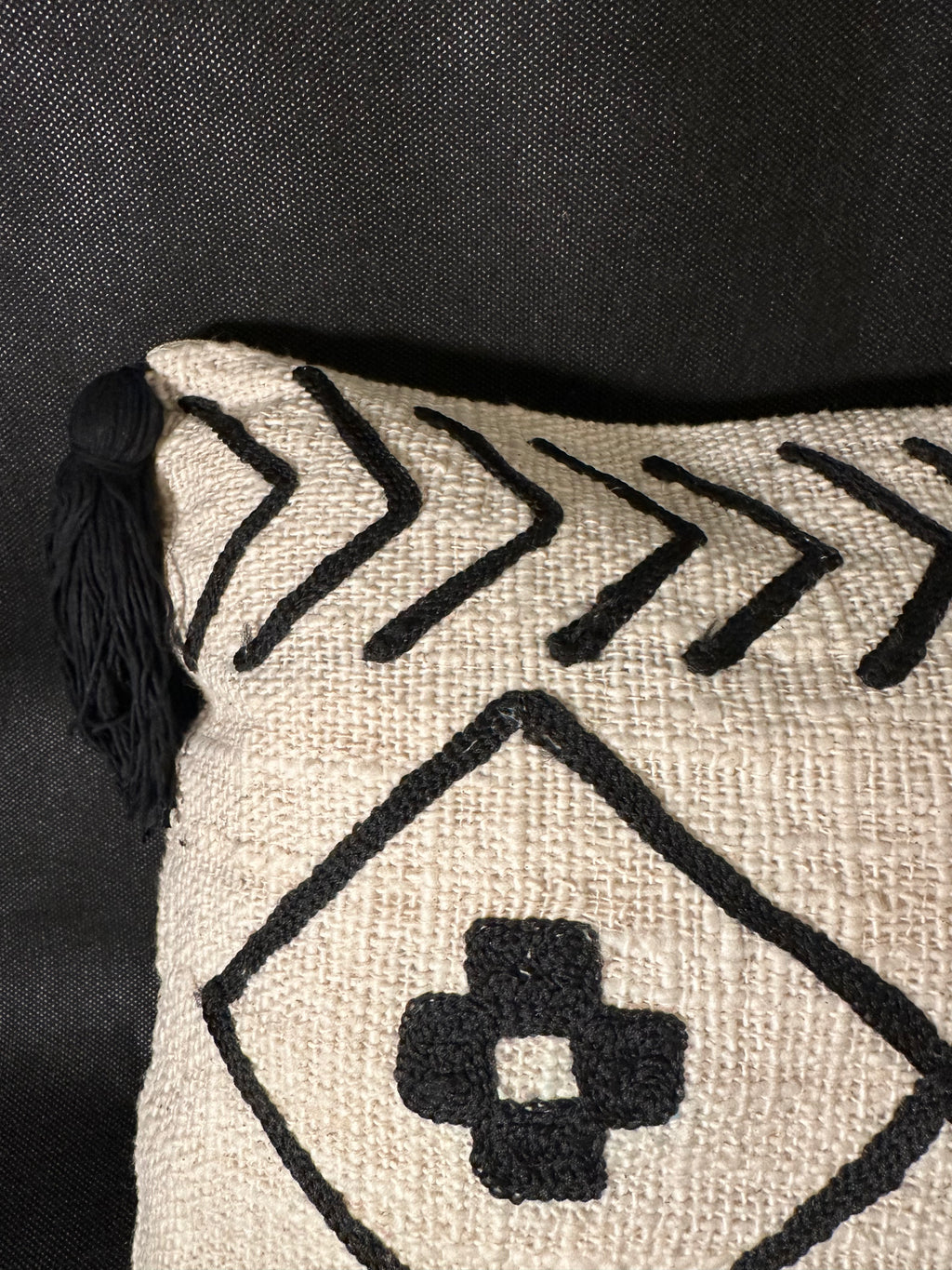Taies de coussin beiges et noires design