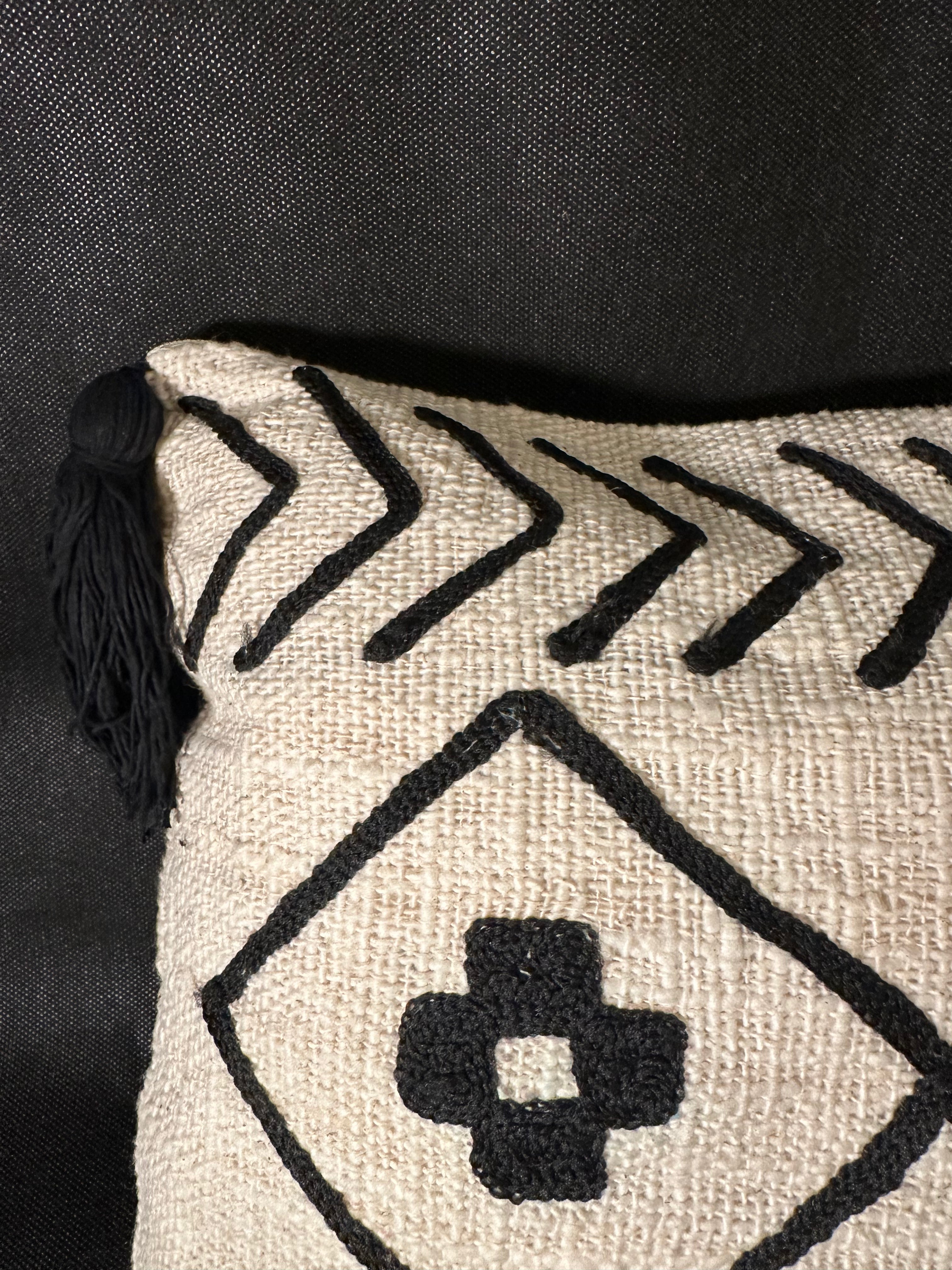 Taies de coussin beiges et noires design