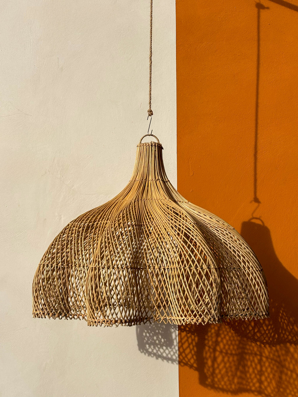 Grand luminaire fleur en rotin