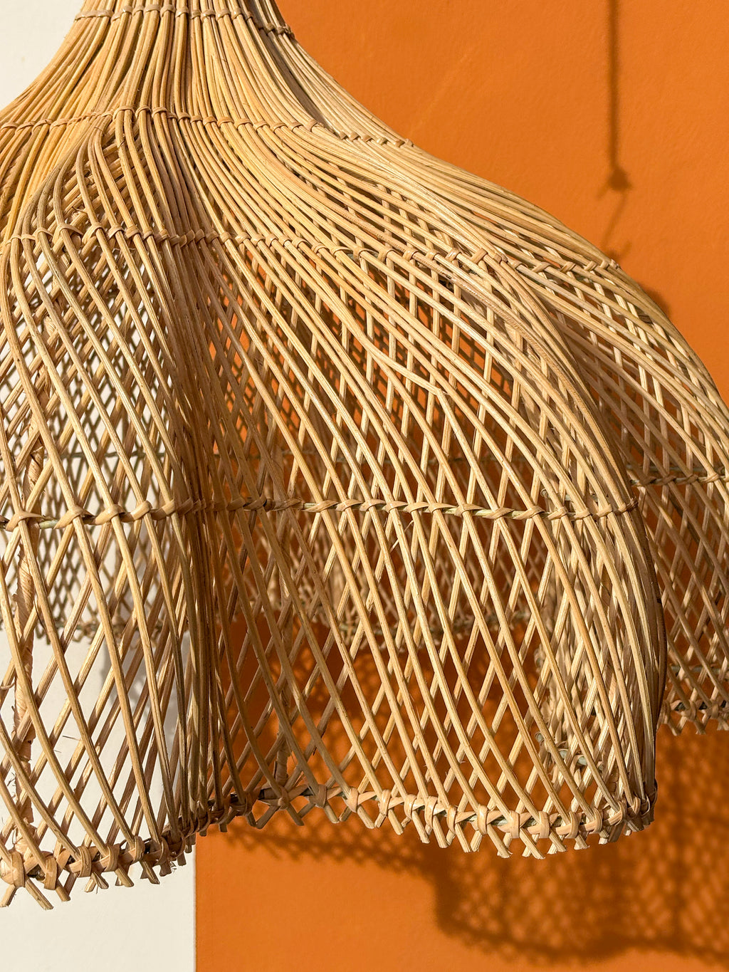 Grand luminaire fleur en rotin